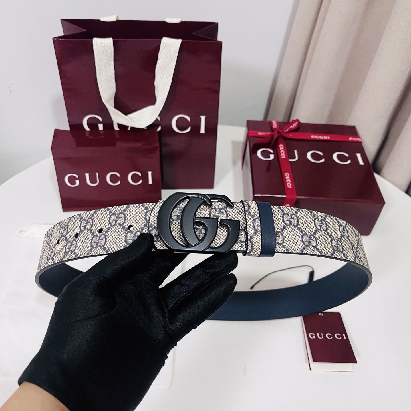 Gucci 新款 Primavera系列通过融合创新与务实的愿景，确立了廓形、质地与材质的新语汇。男士腰带以全新配色焕新