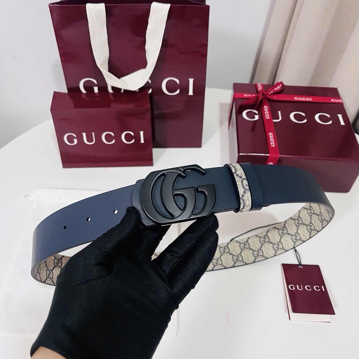 Gucci 新款 Primavera系列通过融合创新与务实的愿景，确立了廓形、质地与材质的新语汇。男士腰带以全新配色焕新