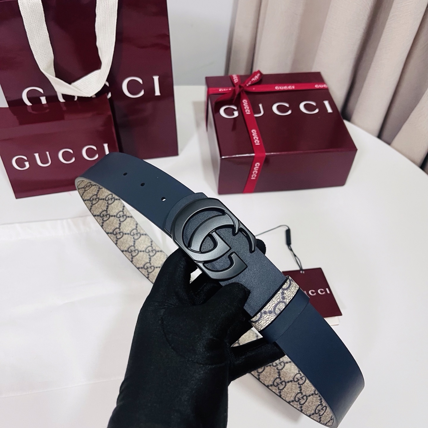 Gucci 新款 Primavera系列通过融合创新与务实的愿景，确立了廓形、质地与材质的新语汇。男士腰带以全新配色焕新