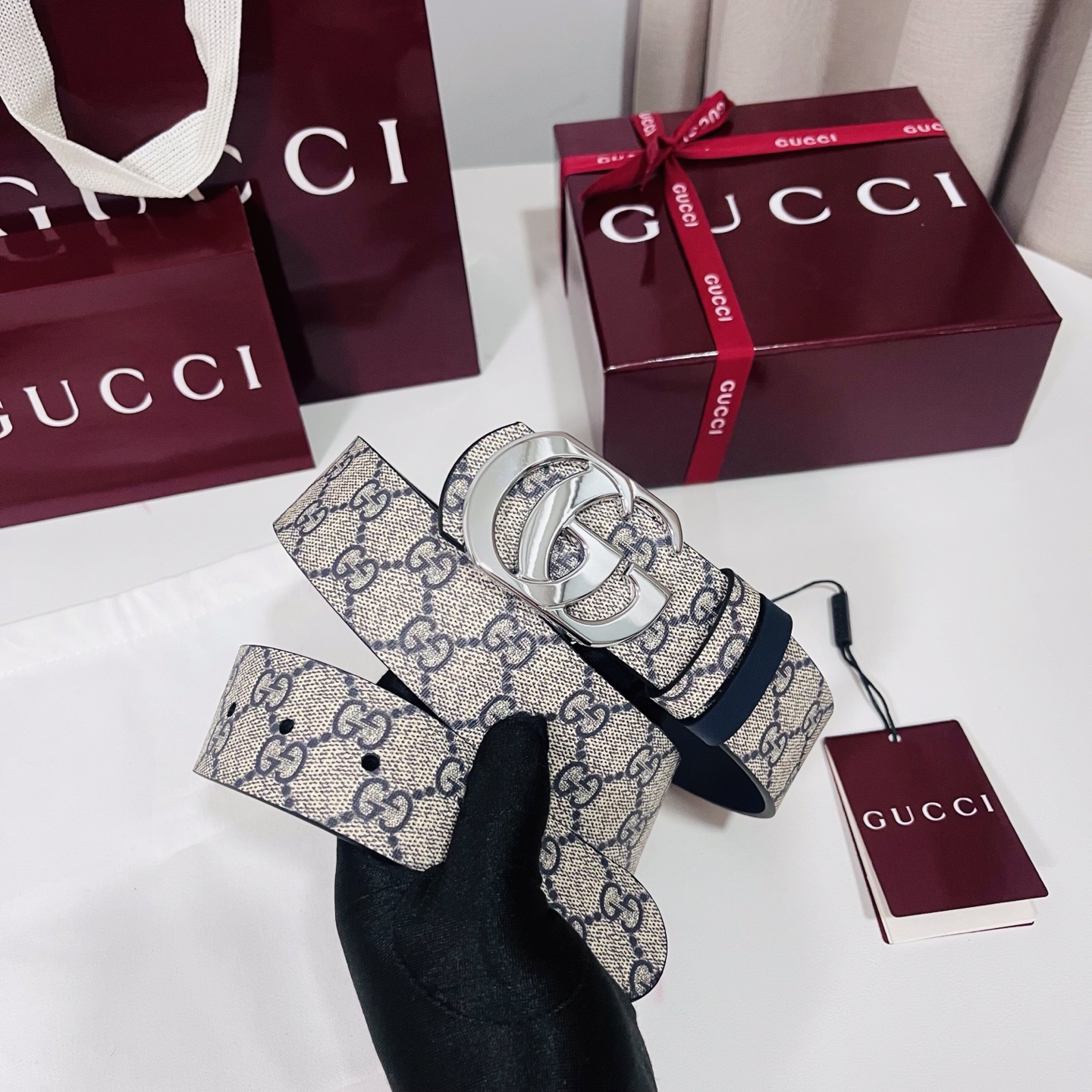 Gucci 新款 Primavera系列通过融合创新与务实的愿景，确立了廓形、质地与材质的新语汇。男士腰带以全新配色焕新
