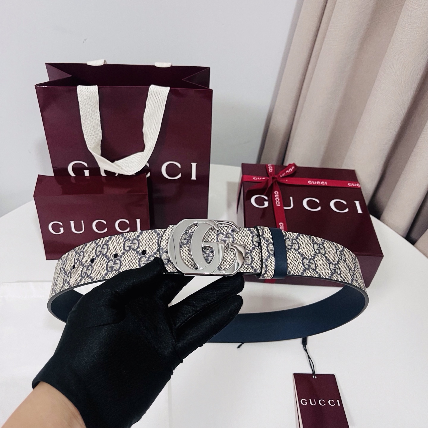 Gucci 新款 Primavera系列通过融合创新与务实的愿景，确立了廓形、质地与材质的新语汇。男士腰带以全新配色焕新