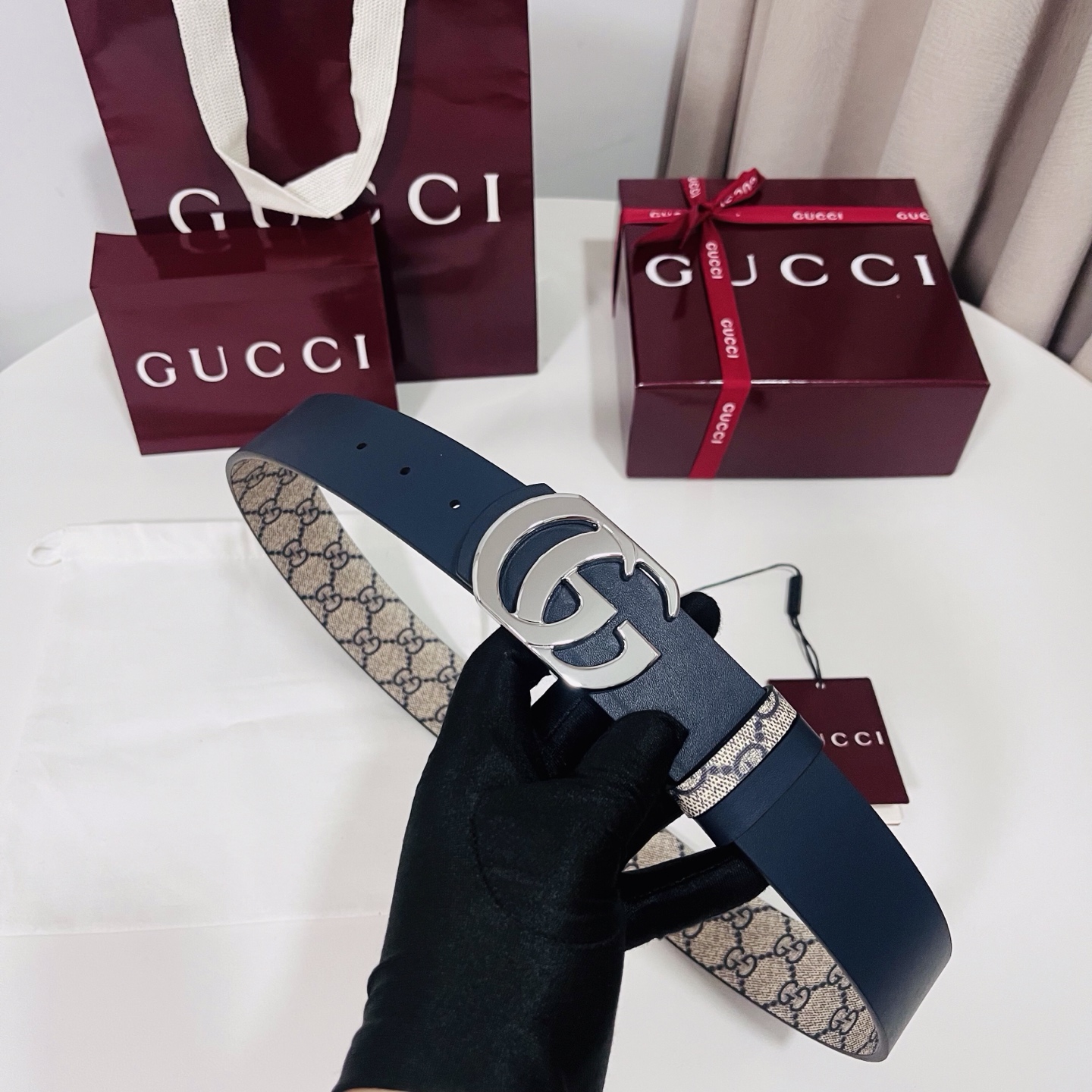 Gucci 新款 Primavera系列通过融合创新与务实的愿景，确立了廓形、质地与材质的新语汇。男士腰带以全新配色焕新