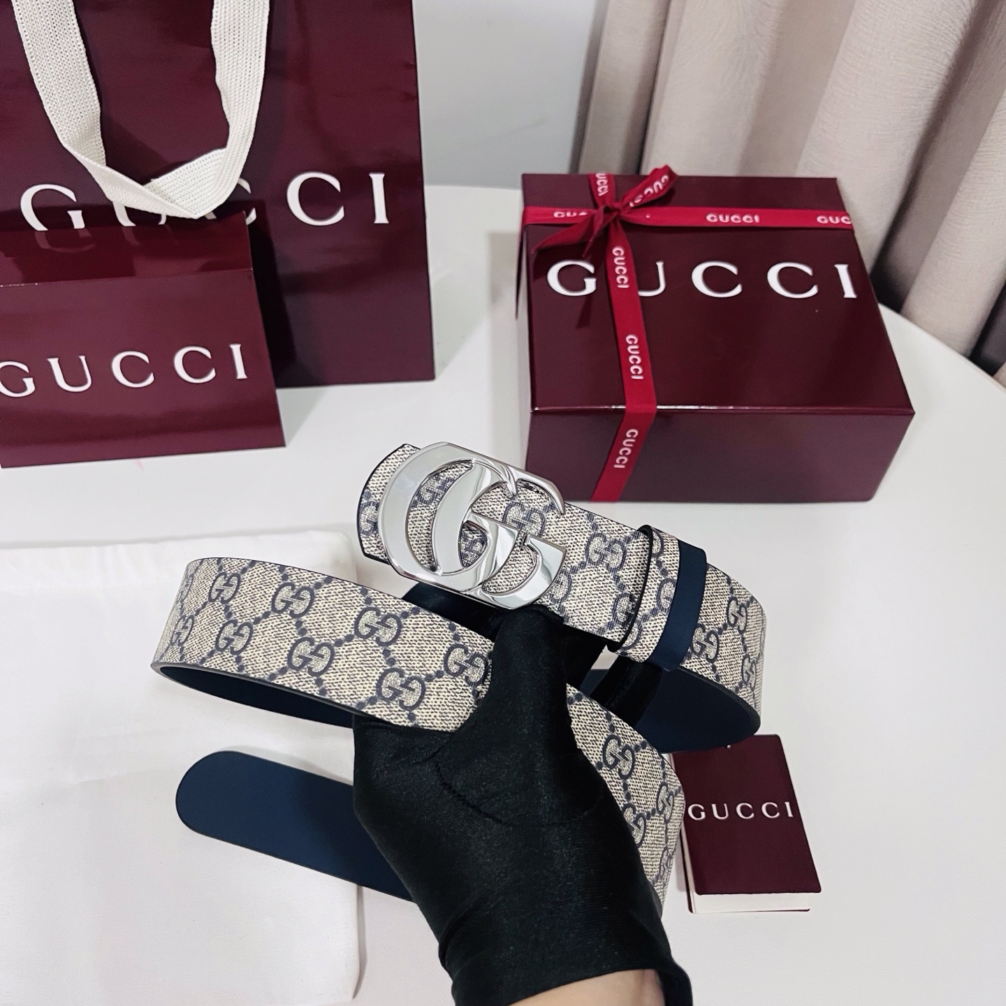 Gucci 新款 Primavera系列通过融合创新与务实的愿景，确立了廓形、质地与材质的新语汇。男士腰带以全新配色焕新