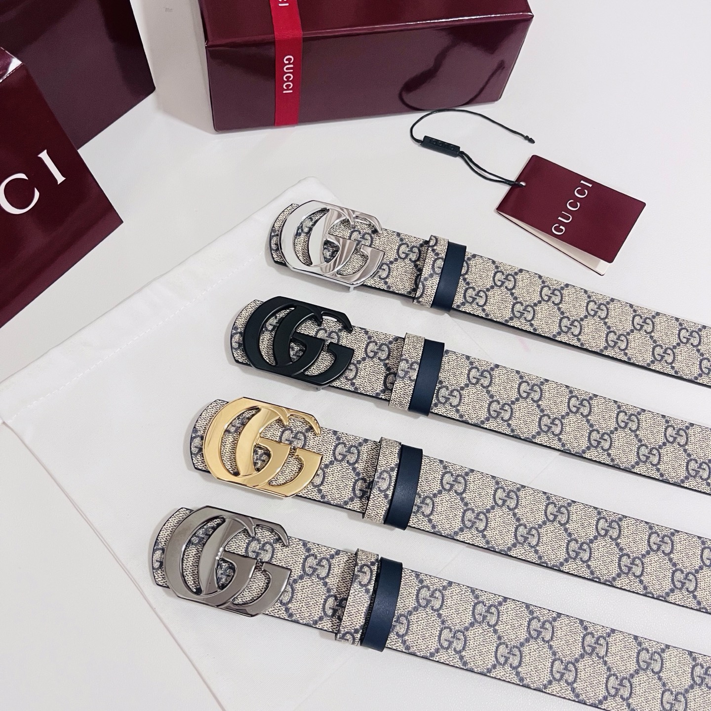 Gucci 新款 Primavera系列通过融合创新与务实的愿景，确立了廓形、质地与材质的新语汇。男士腰带以全新配色焕新