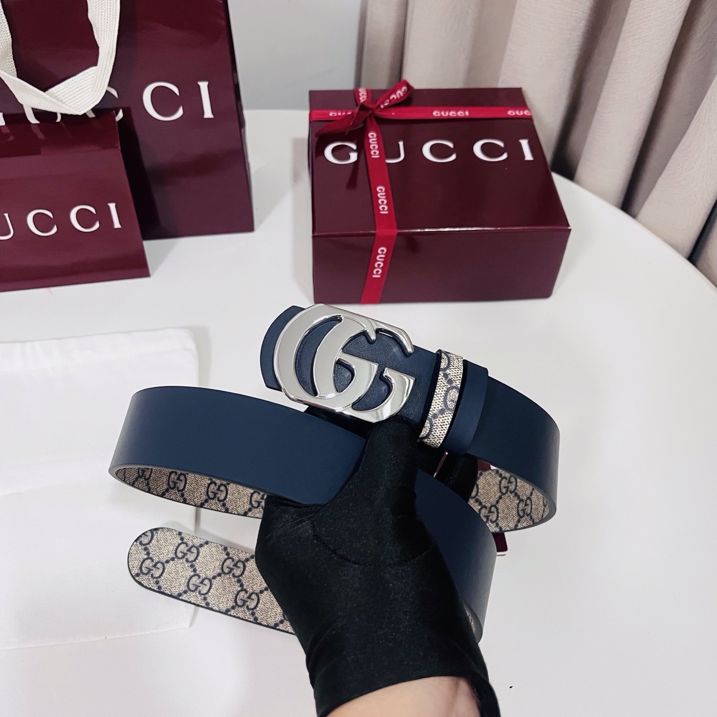 Gucci 新款 Primavera系列通过融合创新与务实的愿景，确立了廓形、质地与材质的新语汇。男士腰带以全新配色焕新