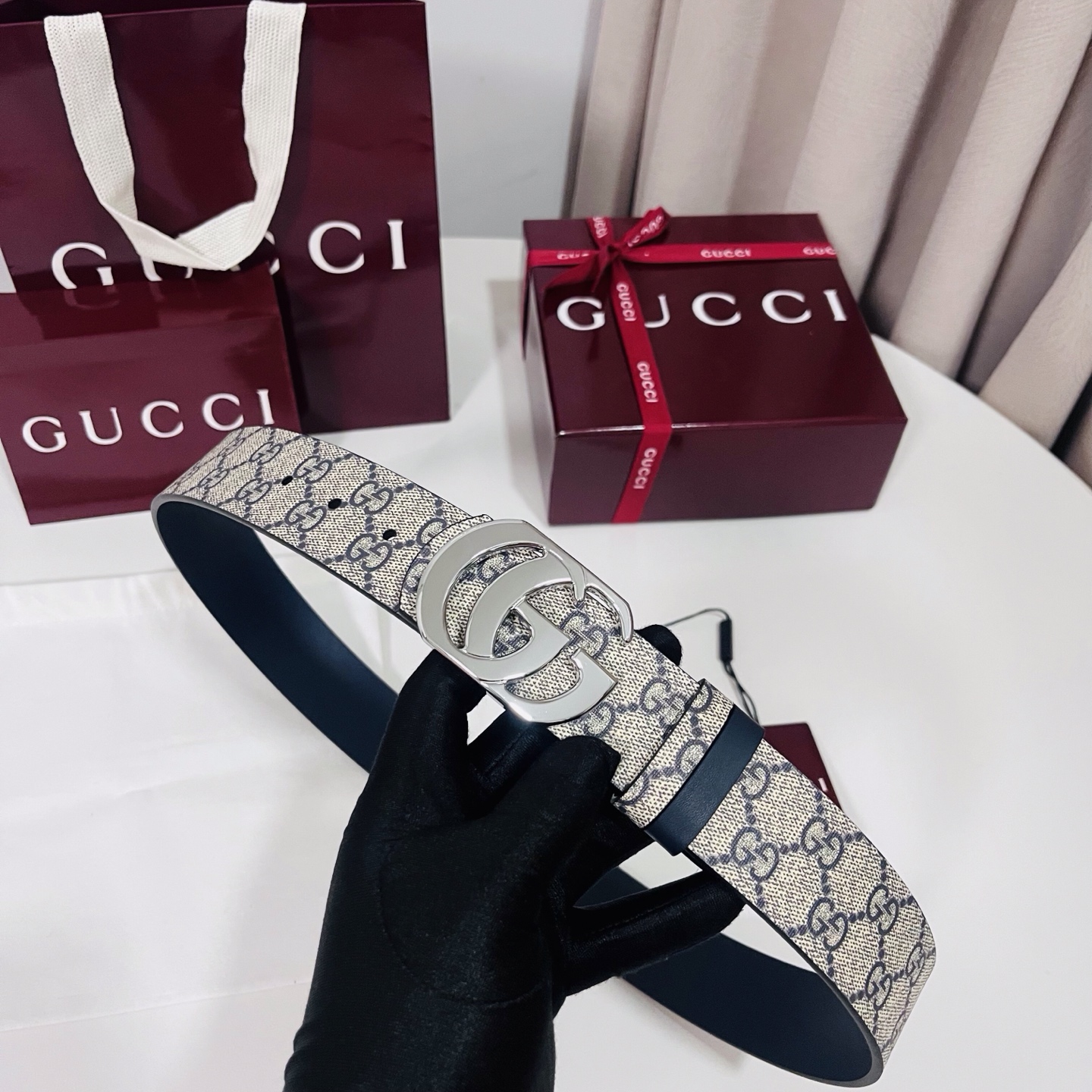 Gucci 新款 Primavera系列通过融合创新与务实的愿景，确立了廓形、质地与材质的新语汇。男士腰带以全新配色焕新