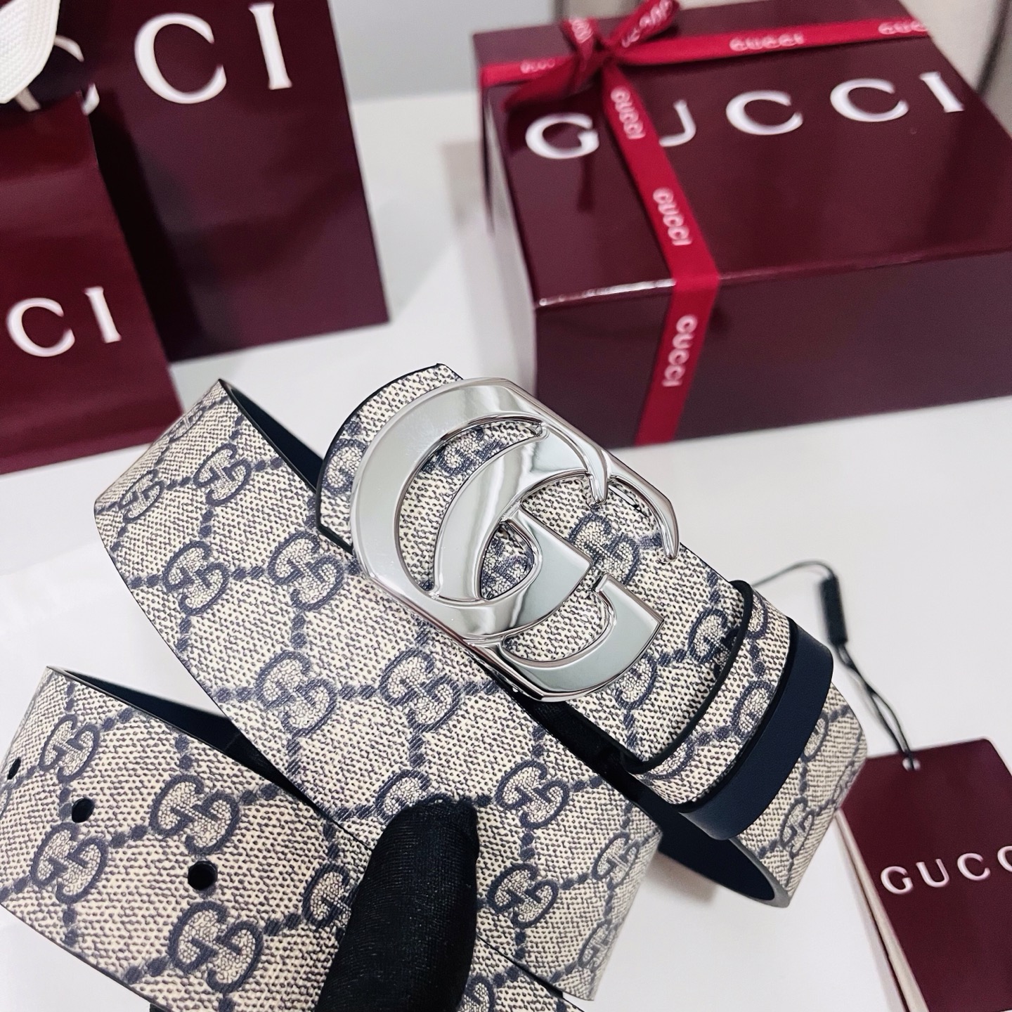 Gucci 新款 Primavera系列通过融合创新与务实的愿景，确立了廓形、质地与材质的新语汇。男士腰带以全新配色焕新