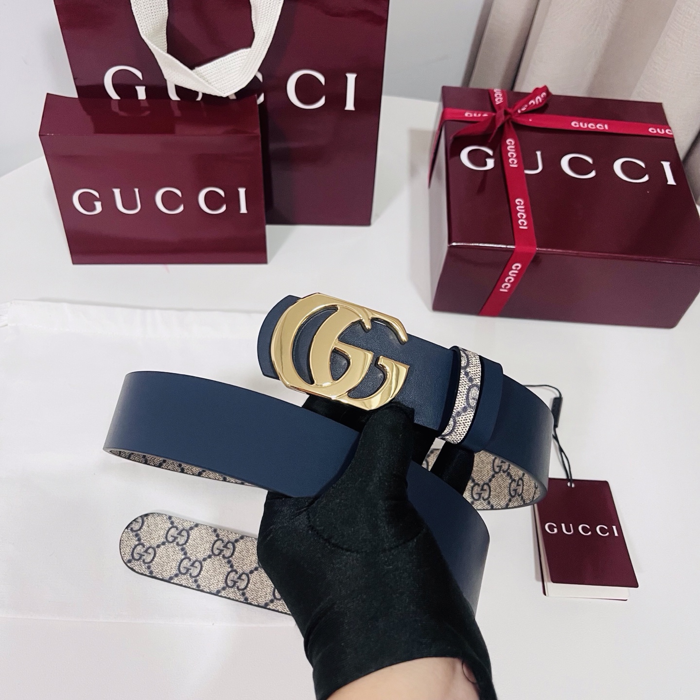 Gucci 新款 Primavera系列通过融合创新与务实的愿景，确立了廓形、质地与材质的新语汇。男士腰带以全新配色焕新