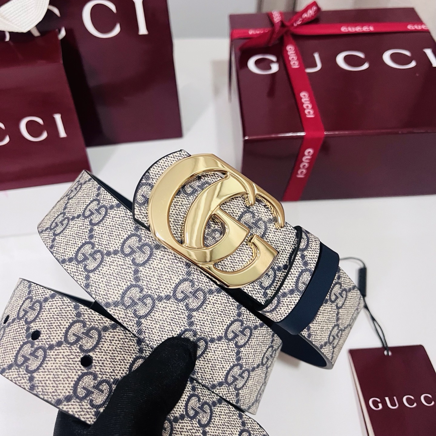 Gucci 新款 Primavera系列通过融合创新与务实的愿景，确立了廓形、质地与材质的新语汇。男士腰带以全新配色焕新