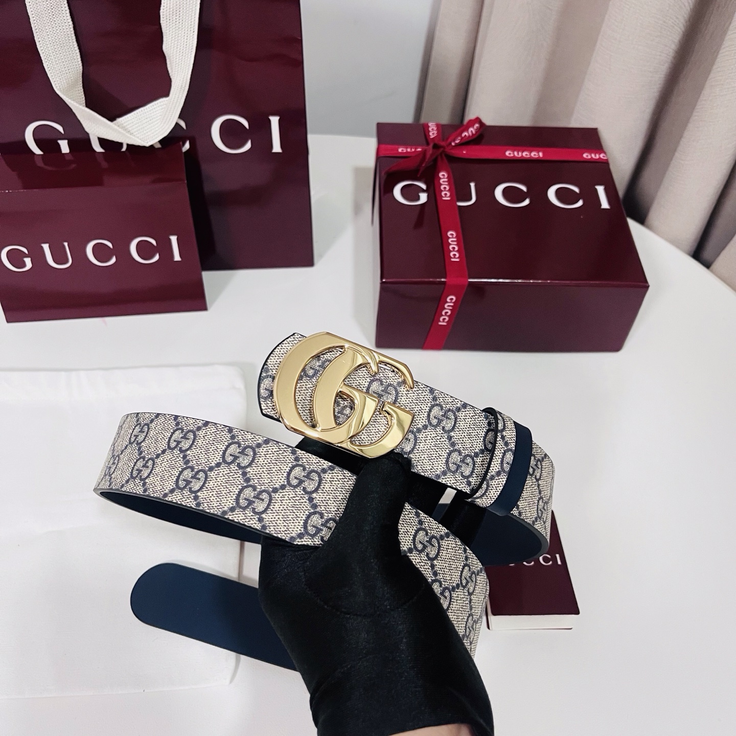 Gucci 新款 Primavera系列通过融合创新与务实的愿景，确立了廓形、质地与材质的新语汇。男士腰带以全新配色焕新