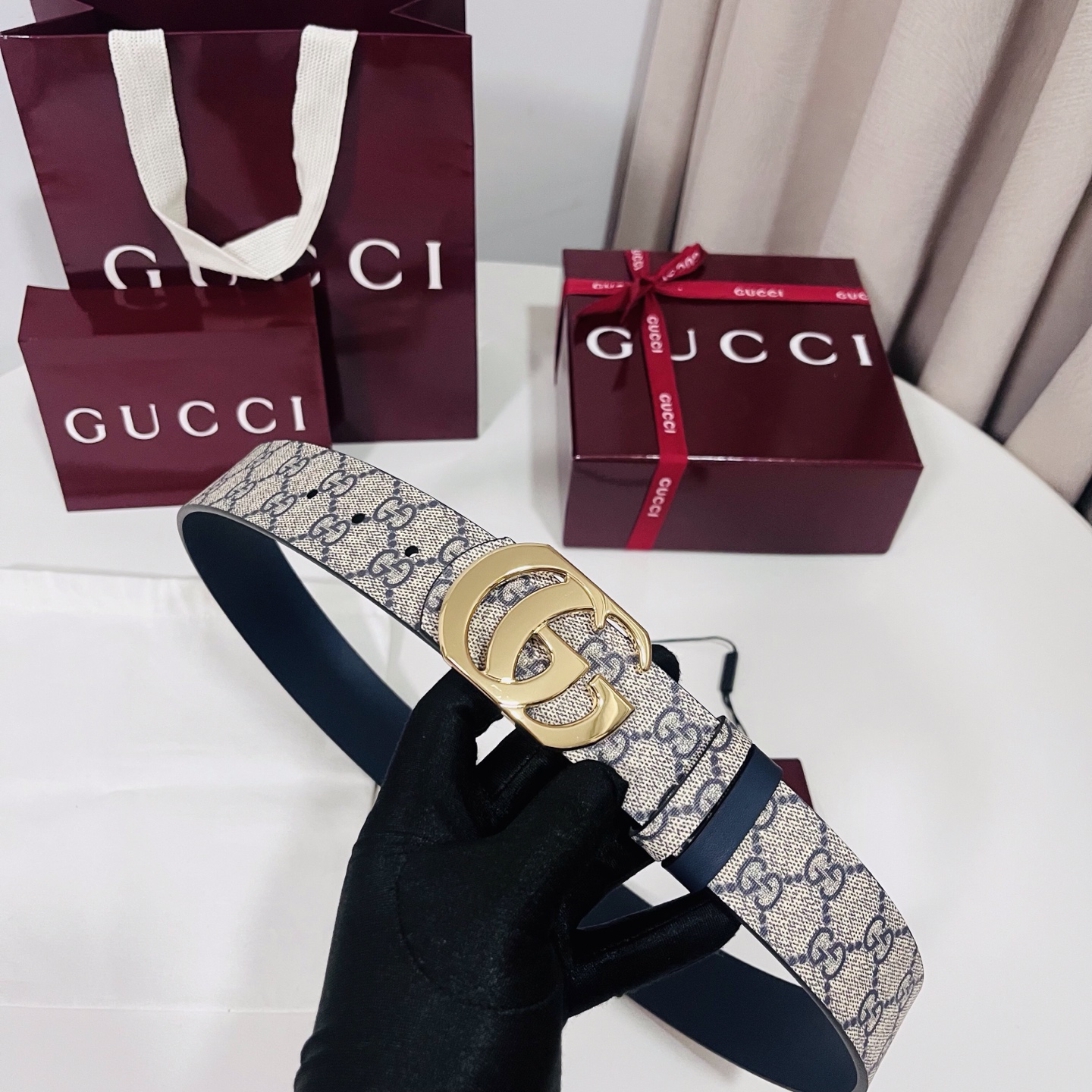 Gucci 新款 Primavera系列通过融合创新与务实的愿景，确立了廓形、质地与材质的新语汇。男士腰带以全新配色焕新