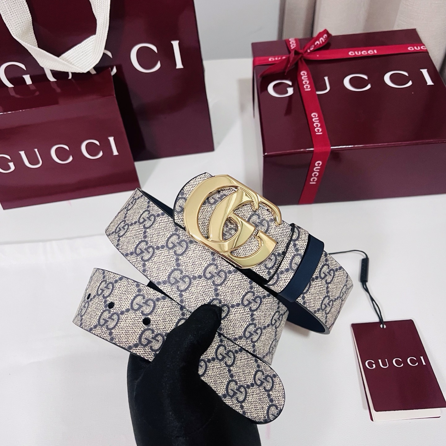 Gucci 新款 Primavera系列通过融合创新与务实的愿景，确立了廓形、质地与材质的新语汇。男士腰带以全新配色焕新