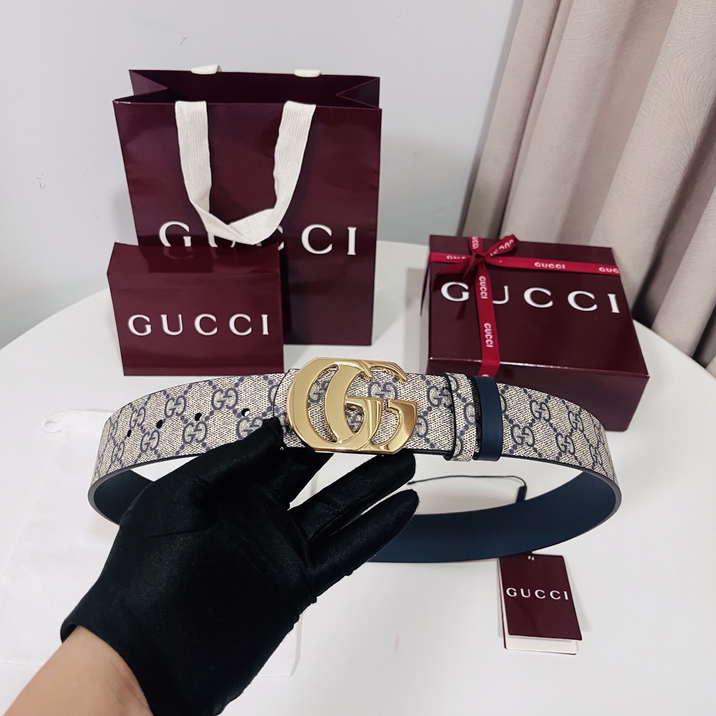 Gucci 新款 Primavera系列通过融合创新与务实的愿景，确立了廓形、质地与材质的新语汇。男士腰带以全新配色焕新