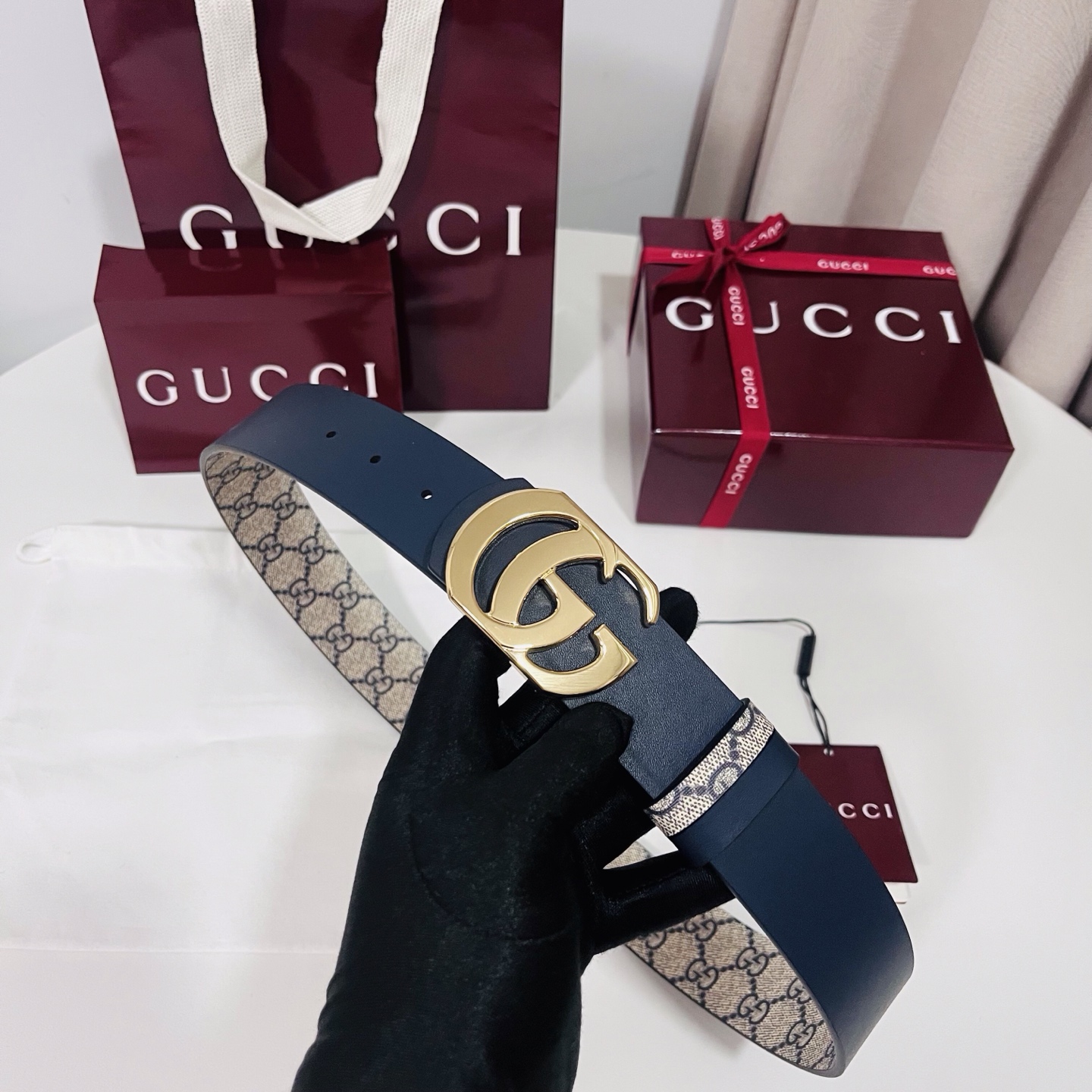 Gucci 新款 Primavera系列通过融合创新与务实的愿景，确立了廓形、质地与材质的新语汇。男士腰带以全新配色焕新