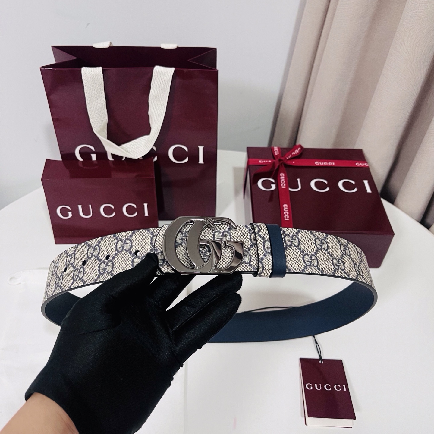 Gucci 新款 Primavera系列通过融合创新与务实的愿景，确立了廓形、质地与材质的新语汇。男士腰带以全新配色焕新