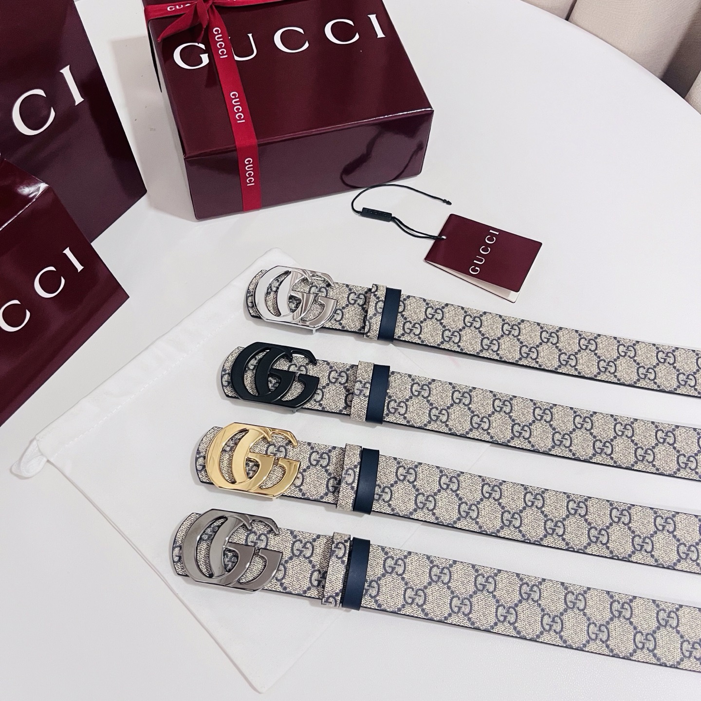 Gucci 新款 Primavera系列通过融合创新与务实的愿景，确立了廓形、质地与材质的新语汇。男士腰带以全新配色焕新