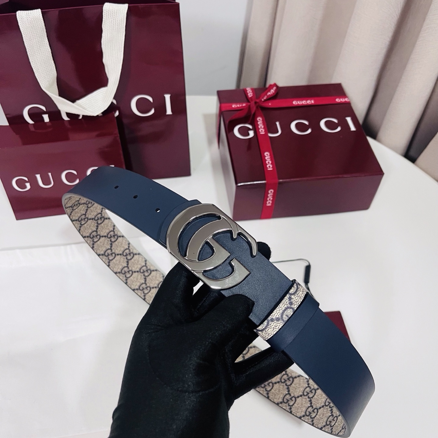 Gucci 新款 Primavera系列通过融合创新与务实的愿景，确立了廓形、质地与材质的新语汇。男士腰带以全新配色焕新