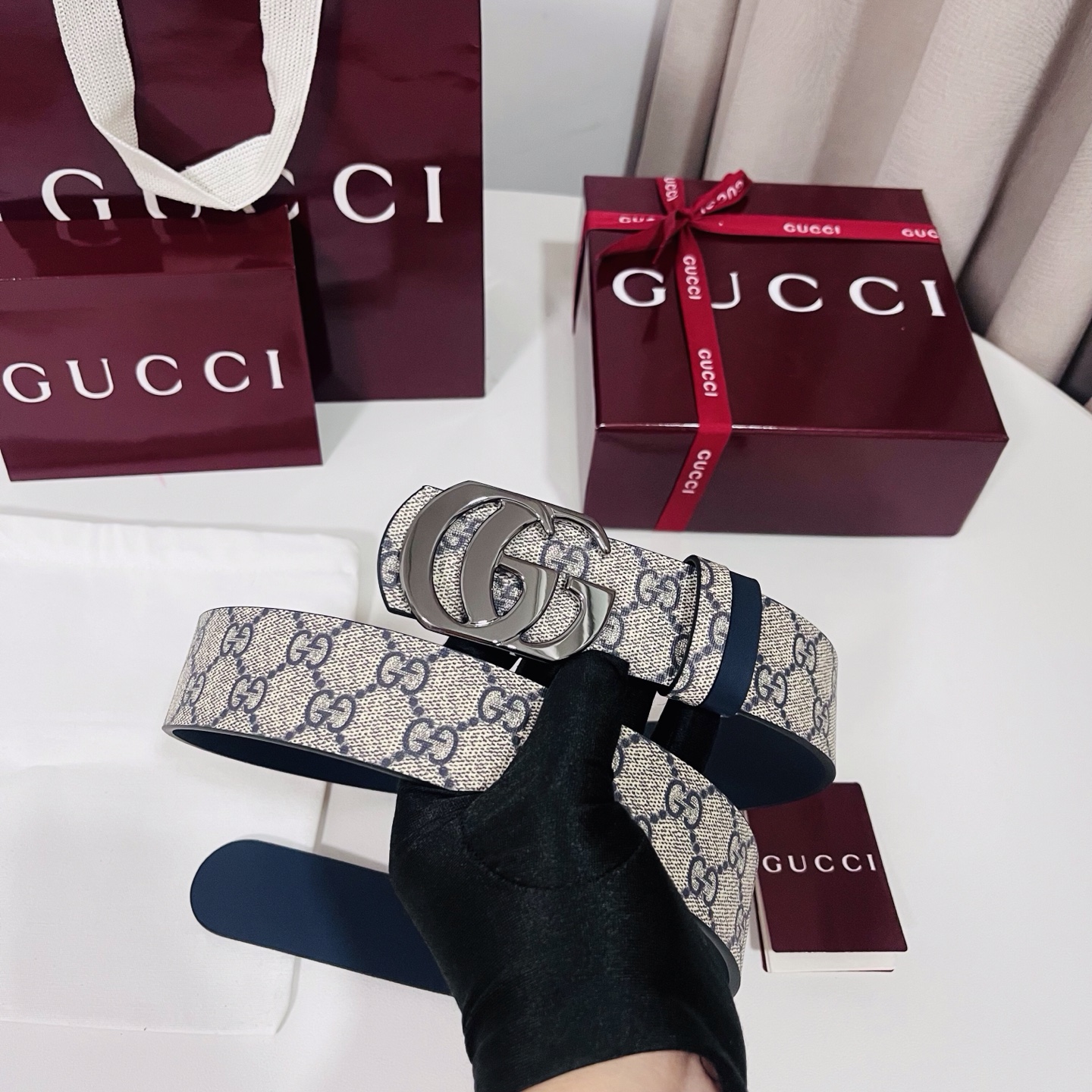 Gucci 新款 Primavera系列通过融合创新与务实的愿景，确立了廓形、质地与材质的新语汇。男士腰带以全新配色焕新