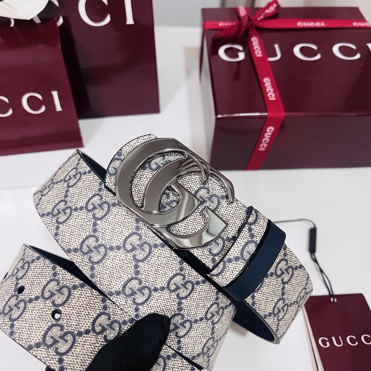 Gucci 新款 Primavera系列通过融合创新与务实的愿景，确立了廓形、质地与材质的新语汇。男士腰带以全新配色焕新