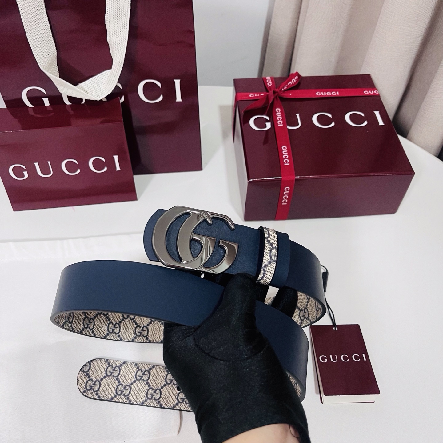 Gucci 新款 Primavera系列通过融合创新与务实的愿景，确立了廓形、质地与材质的新语汇。男士腰带以全新配色焕新