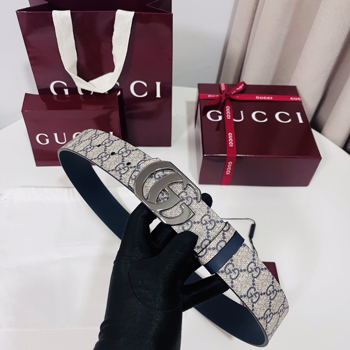 Gucci 新款 Primavera系列通过融合创新与务实的愿景，确立了廓形、质地与材质的新语汇。男士腰带以全新配色焕新