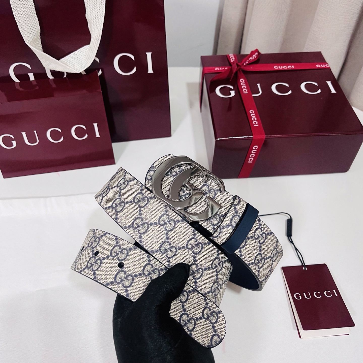 Gucci 新款 Primavera系列通过融合创新与务实的愿景，确立了廓形、质地与材质的新语汇。男士腰带以全新配色焕新