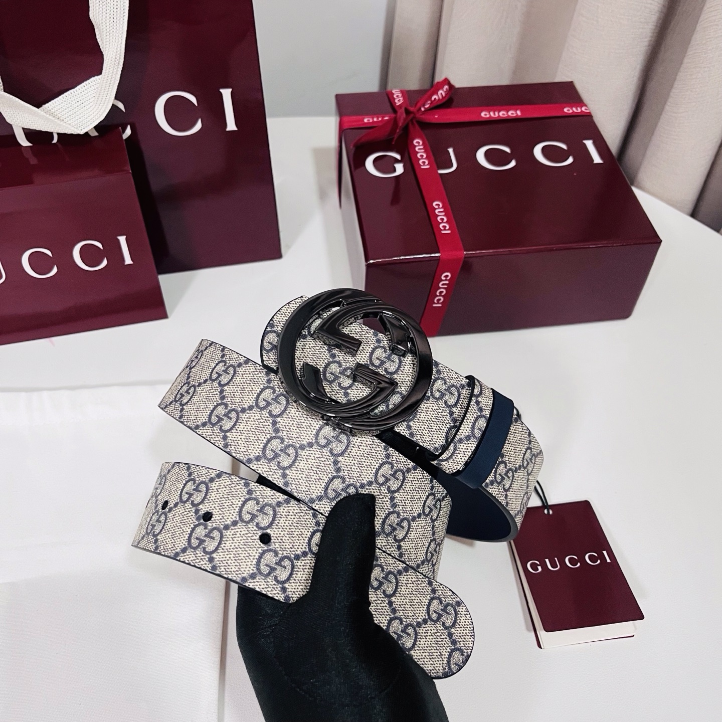 Gucci 新款 Primavera系列通过融合创新与务实的愿景，确立了廓形、质地与材质的新语汇。男士腰带以全新配色焕新