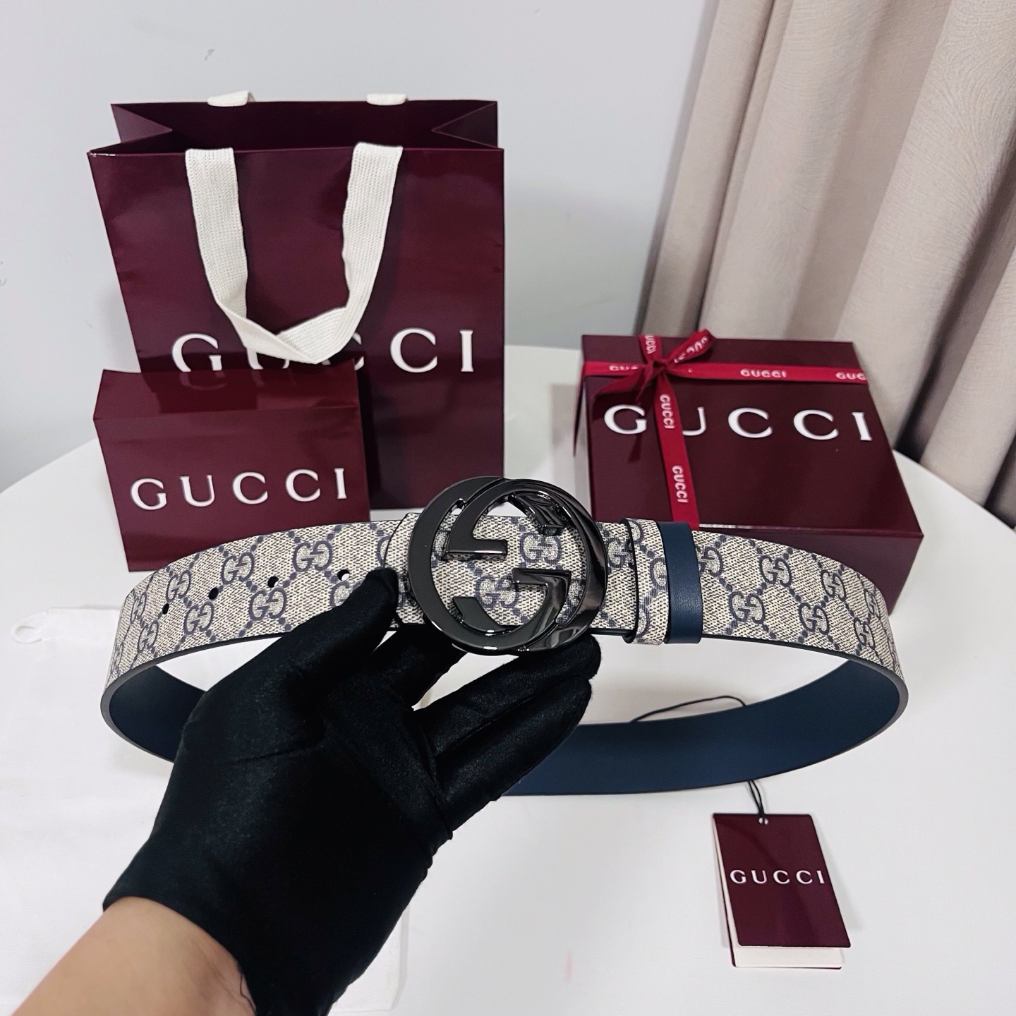 Gucci 新款 Primavera系列通过融合创新与务实的愿景，确立了廓形、质地与材质的新语汇。男士腰带以全新配色焕新