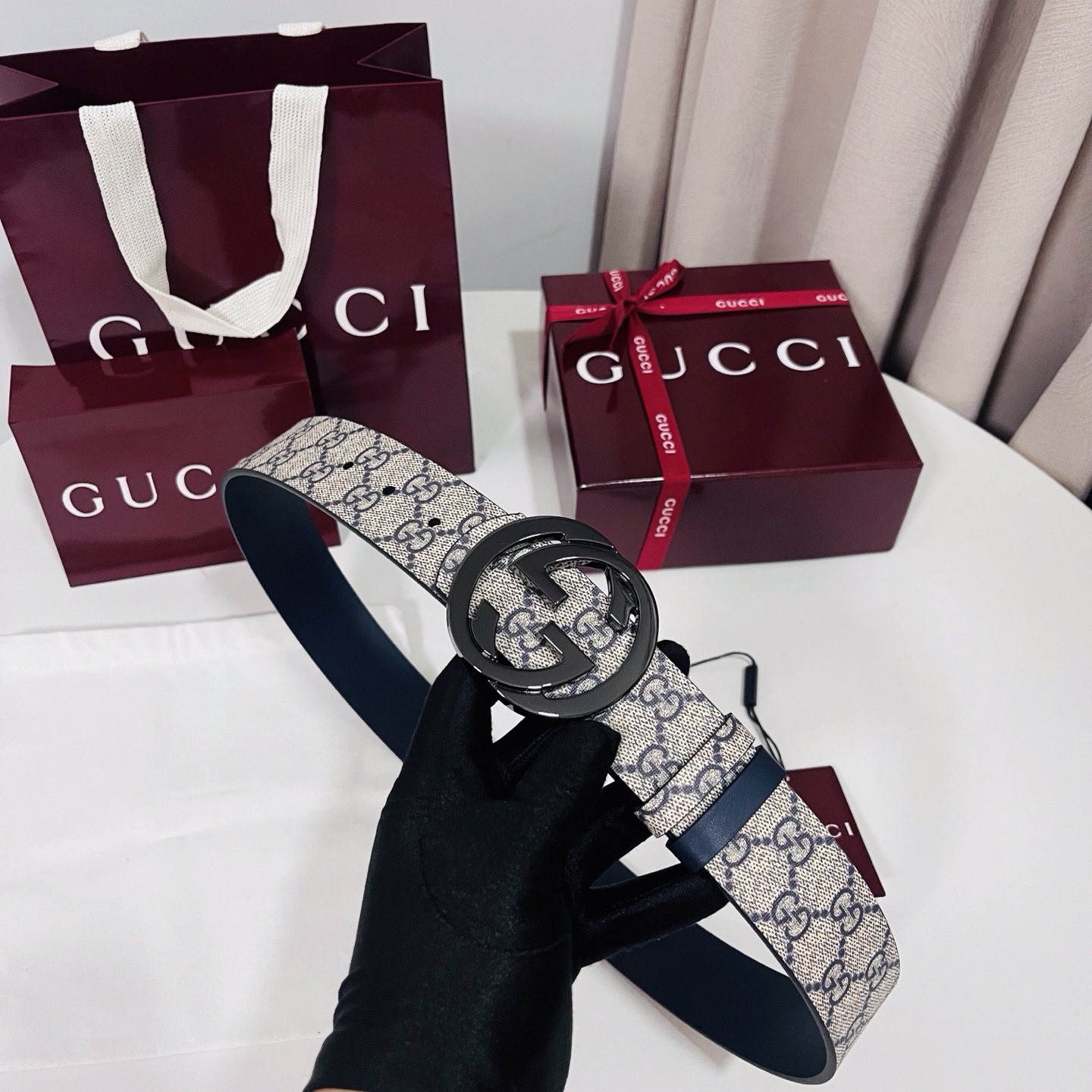 Gucci 新款 Primavera系列通过融合创新与务实的愿景，确立了廓形、质地与材质的新语汇。男士腰带以全新配色焕新