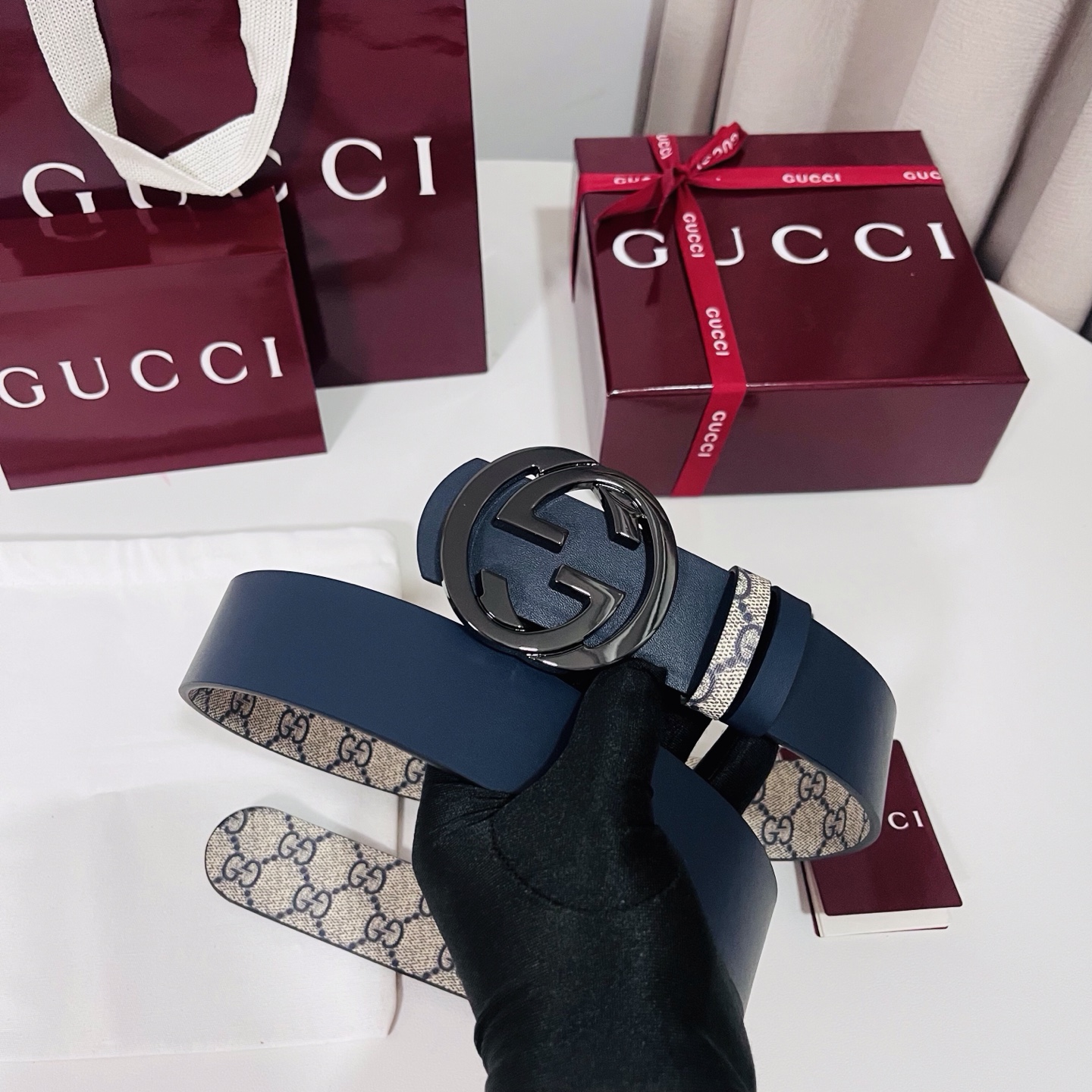 Gucci 新款 Primavera系列通过融合创新与务实的愿景，确立了廓形、质地与材质的新语汇。男士腰带以全新配色焕新