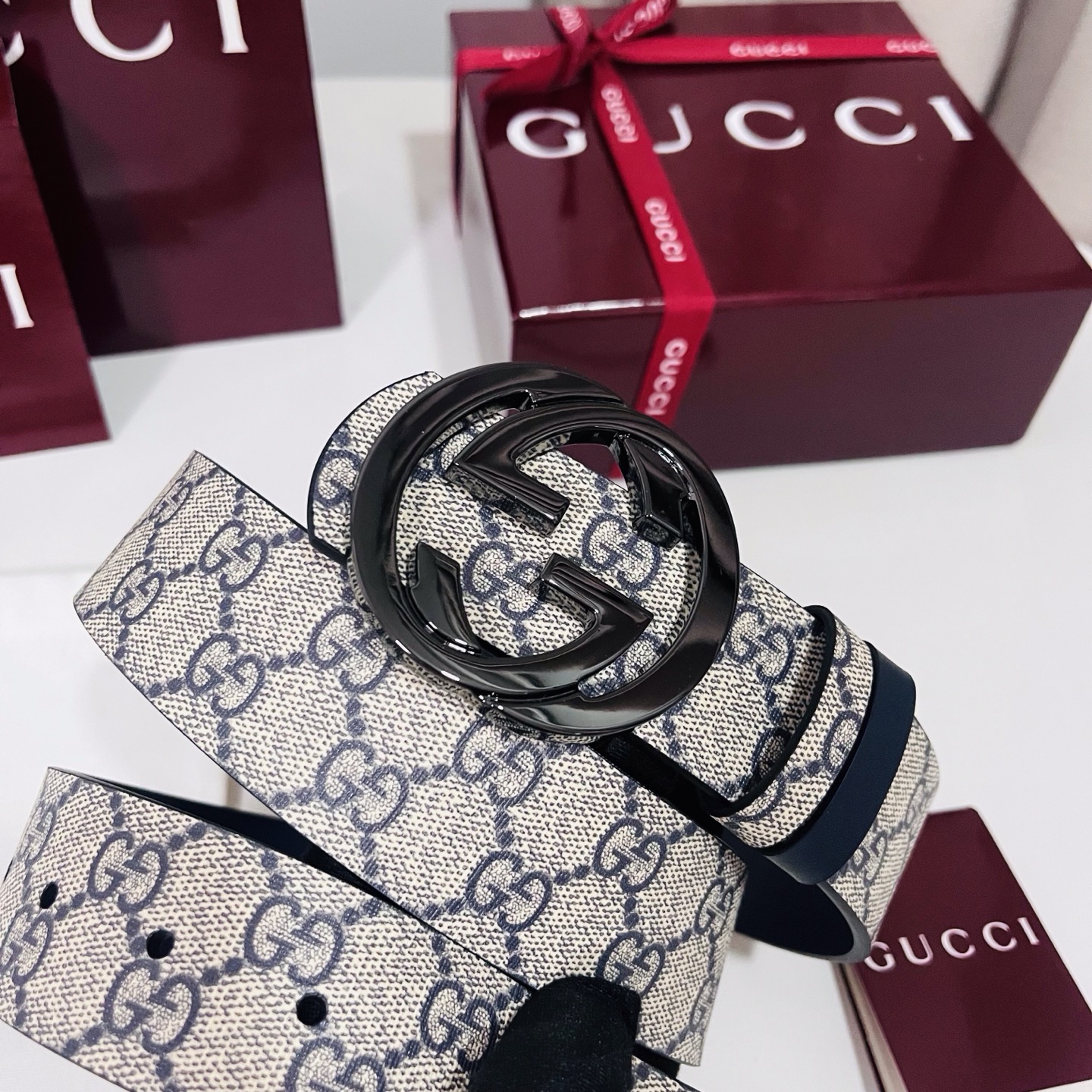 Gucci 新款 Primavera系列通过融合创新与务实的愿景，确立了廓形、质地与材质的新语汇。男士腰带以全新配色焕新