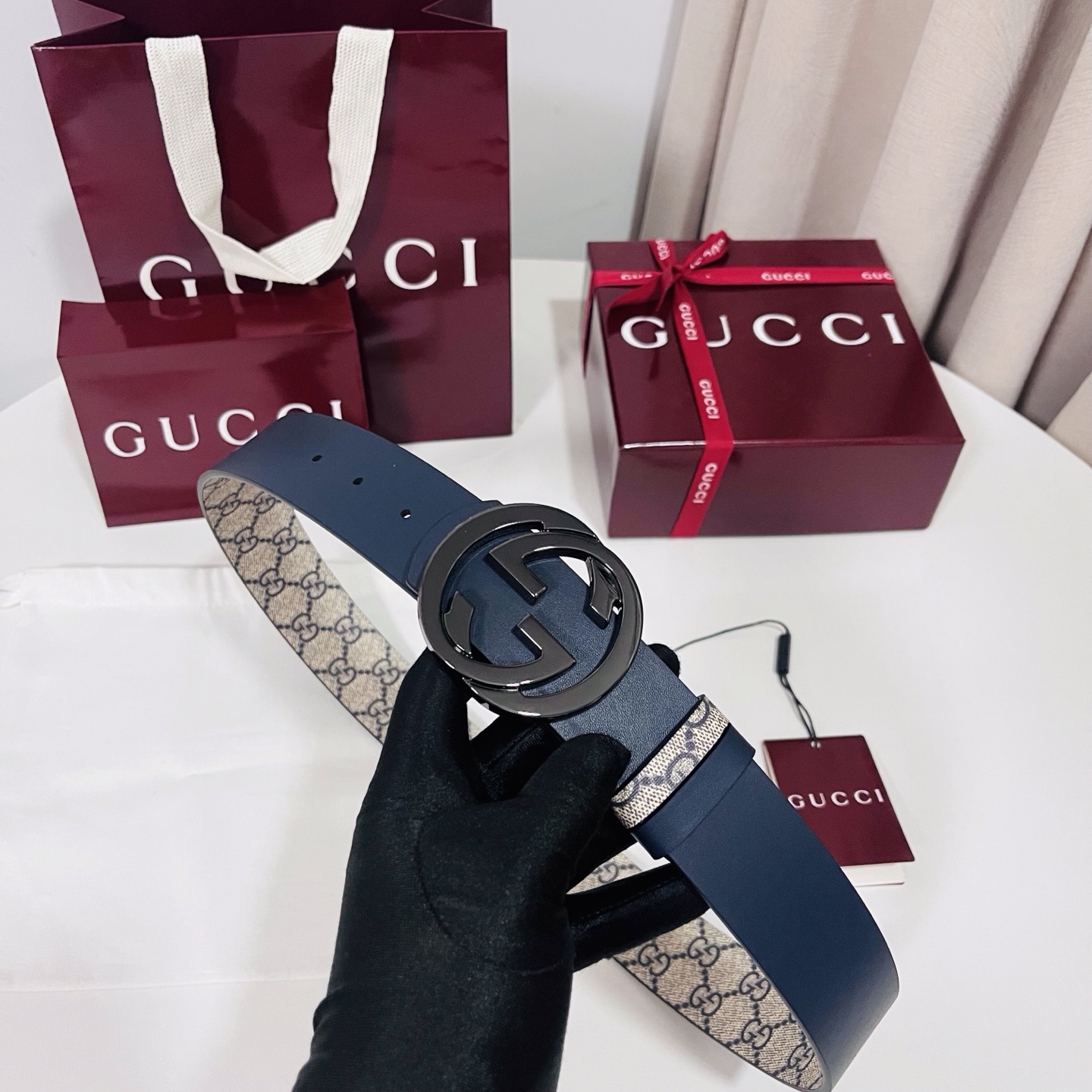 Gucci 新款 Primavera系列通过融合创新与务实的愿景，确立了廓形、质地与材质的新语汇。男士腰带以全新配色焕新