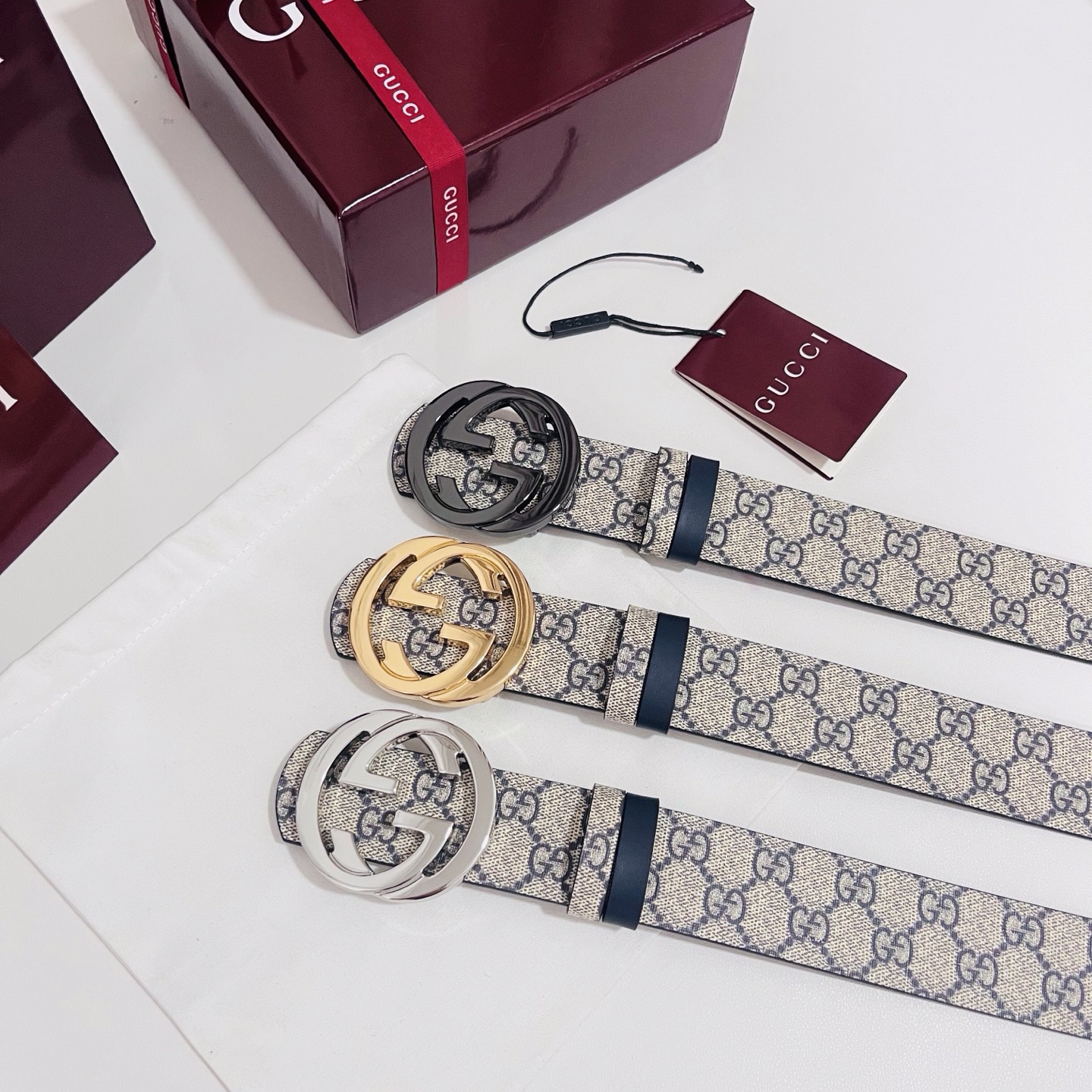 Gucci 新款 Primavera系列通过融合创新与务实的愿景，确立了廓形、质地与材质的新语汇。男士腰带以全新配色焕新