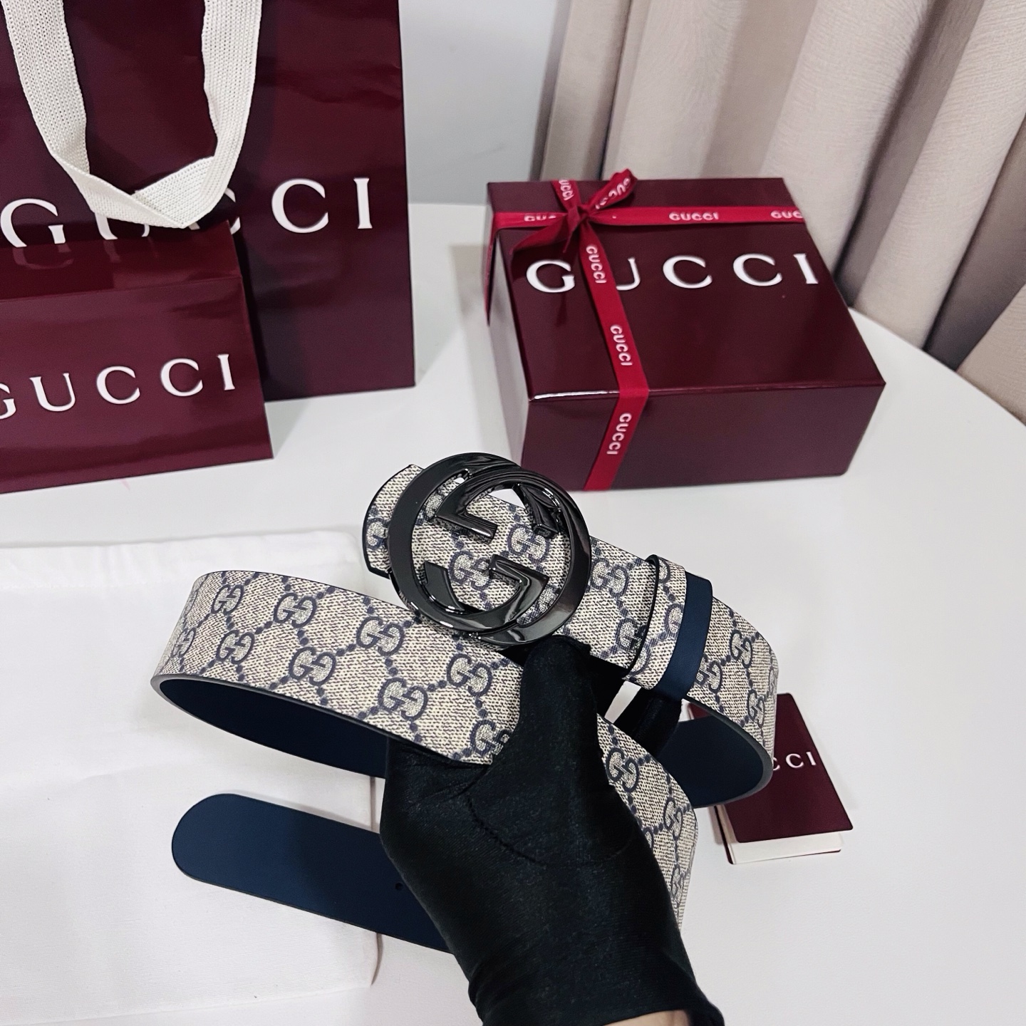Gucci 新款 Primavera系列通过融合创新与务实的愿景，确立了廓形、质地与材质的新语汇。男士腰带以全新配色焕新