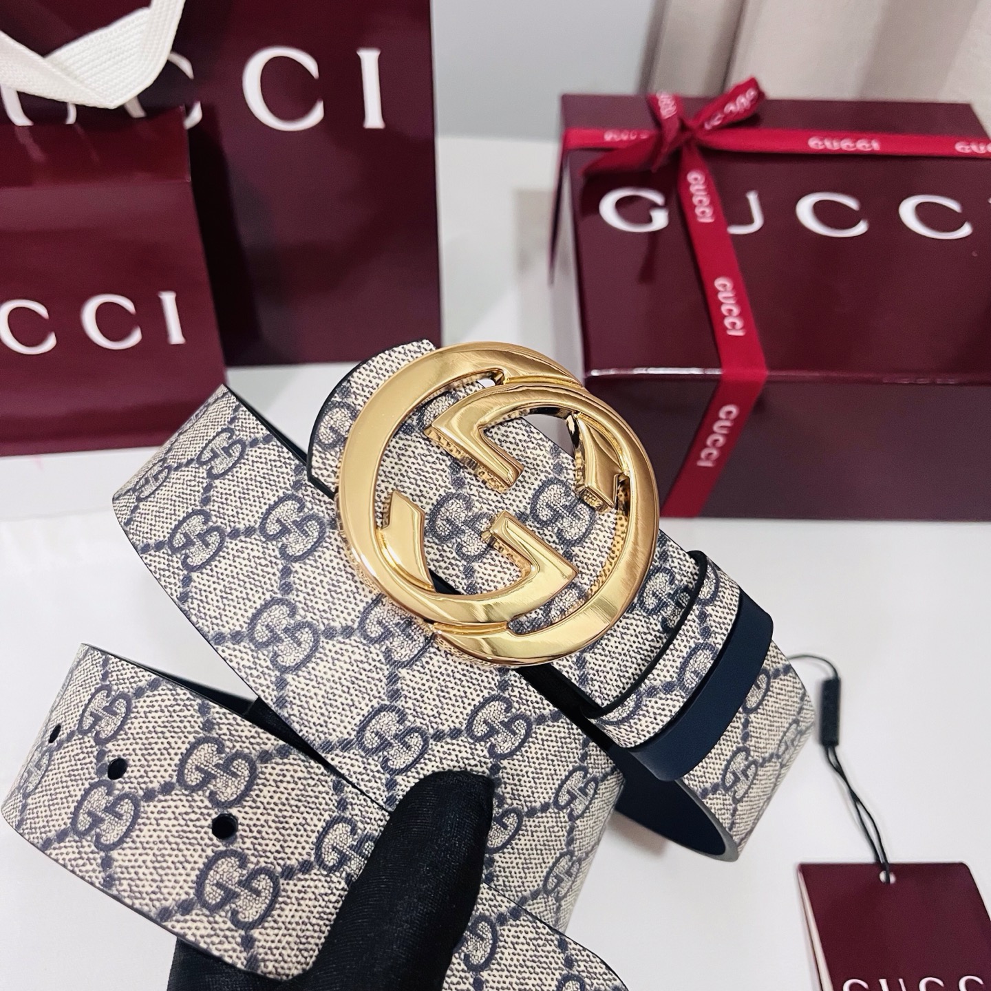 Gucci 新款 Primavera系列通过融合创新与务实的愿景，确立了廓形、质地与材质的新语汇。男士腰带以全新配色焕新