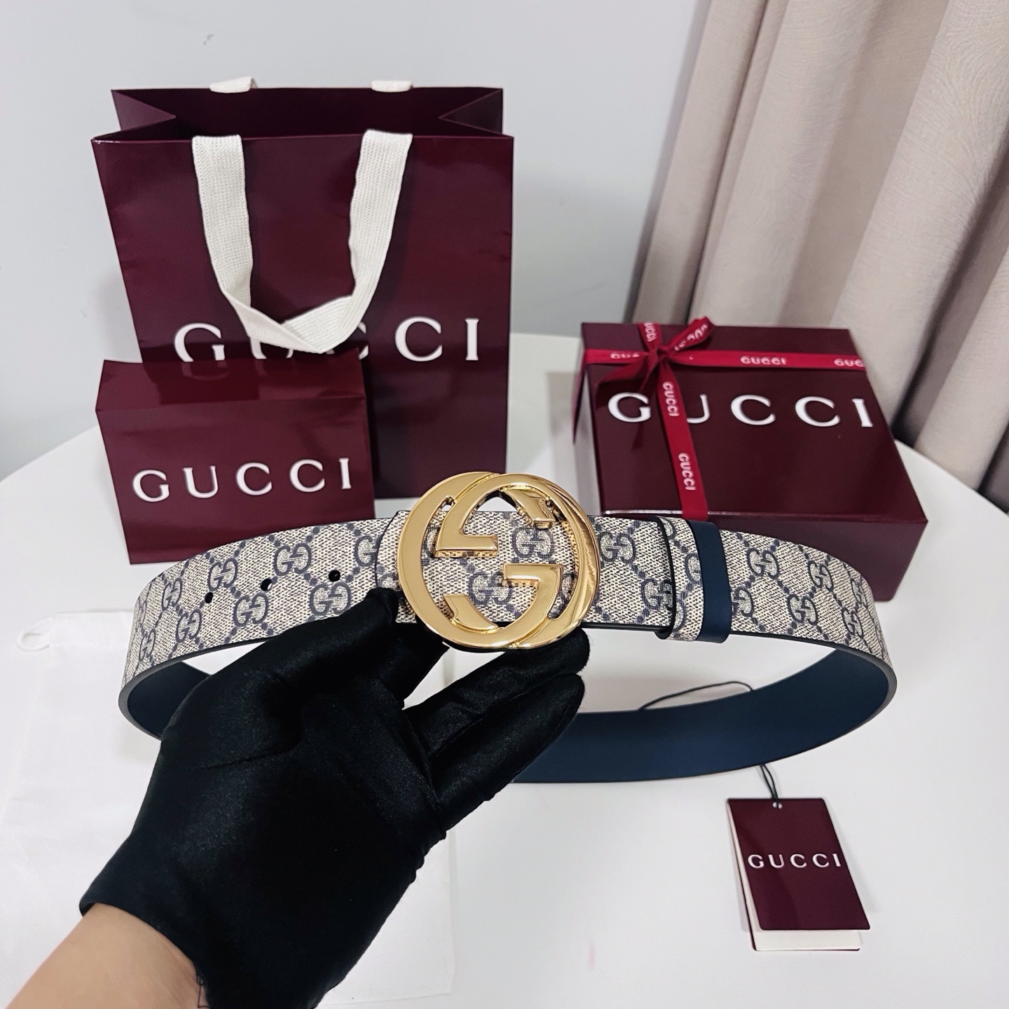 Gucci 新款 Primavera系列通过融合创新与务实的愿景，确立了廓形、质地与材质的新语汇。男士腰带以全新配色焕新
