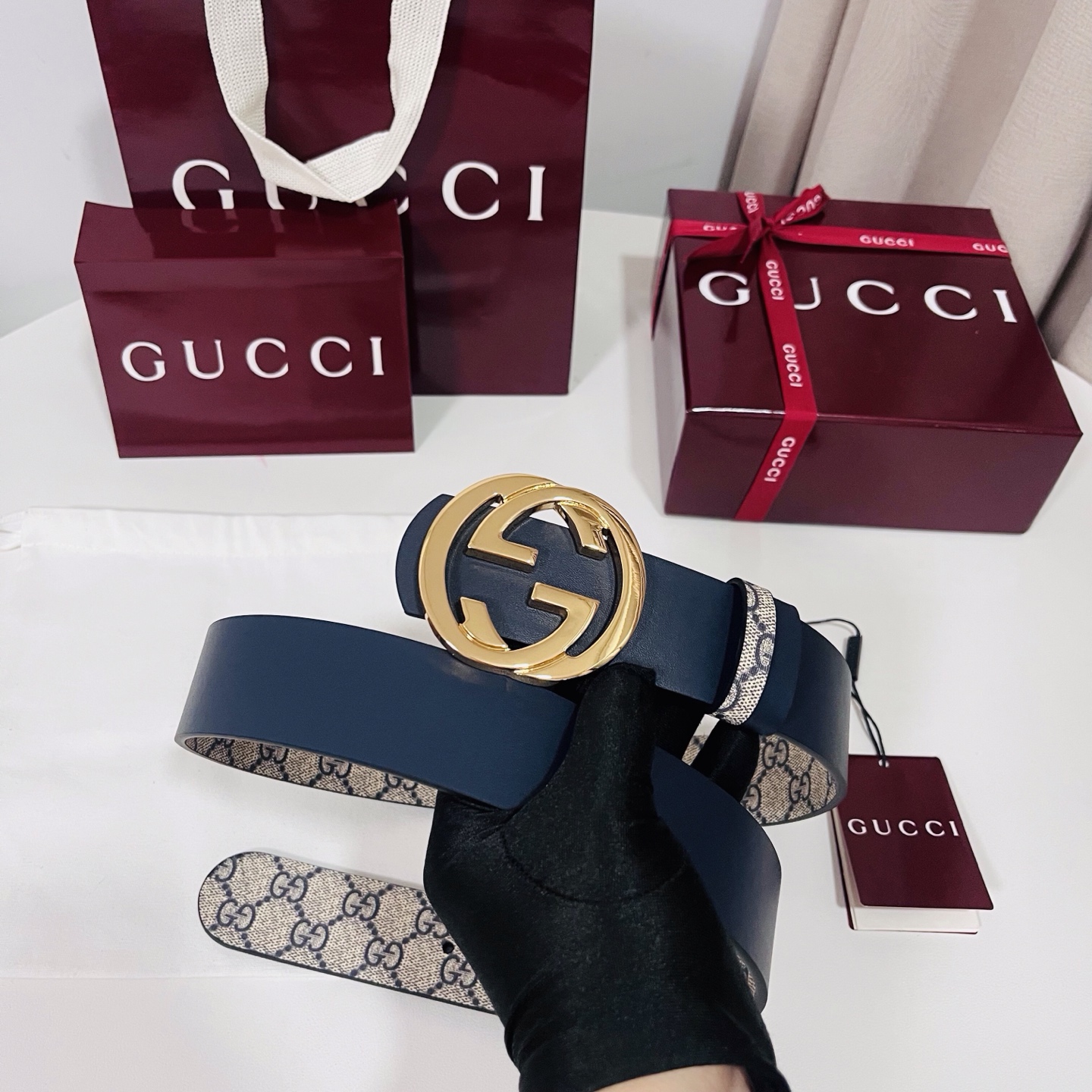 Gucci 新款 Primavera系列通过融合创新与务实的愿景，确立了廓形、质地与材质的新语汇。男士腰带以全新配色焕新