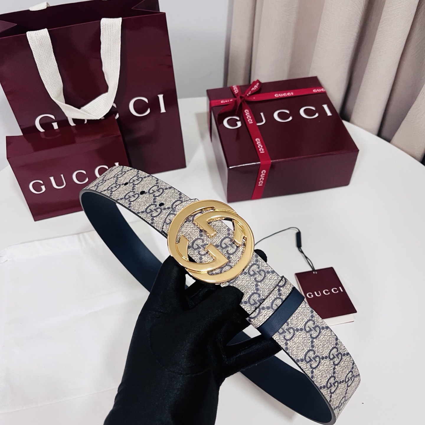 Gucci 新款 Primavera系列通过融合创新与务实的愿景，确立了廓形、质地与材质的新语汇。男士腰带以全新配色焕新