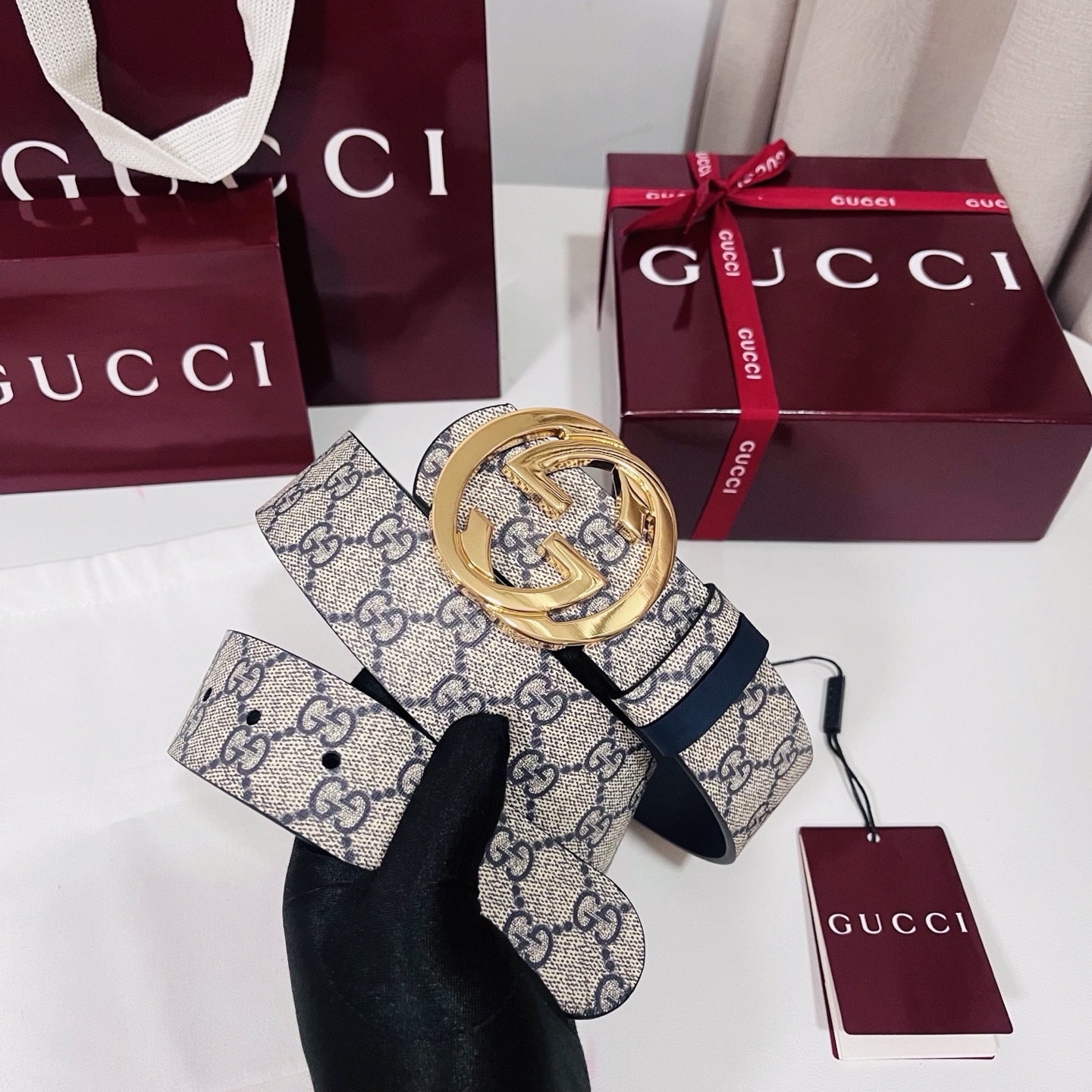 Gucci 新款 Primavera系列通过融合创新与务实的愿景，确立了廓形、质地与材质的新语汇。男士腰带以全新配色焕新