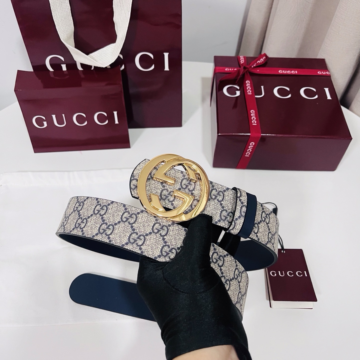 Gucci 新款 Primavera系列通过融合创新与务实的愿景，确立了廓形、质地与材质的新语汇。男士腰带以全新配色焕新