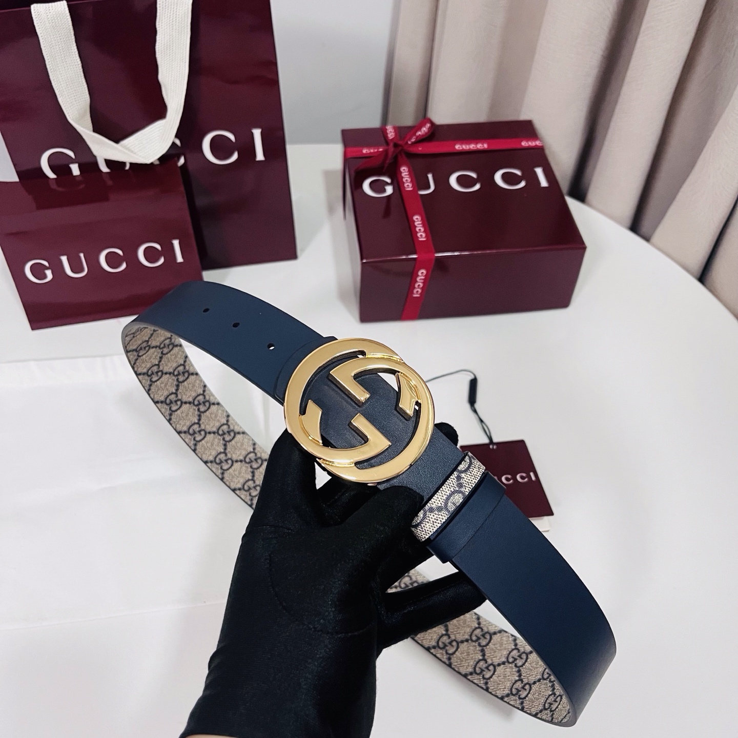 Gucci 新款 Primavera系列通过融合创新与务实的愿景，确立了廓形、质地与材质的新语汇。男士腰带以全新配色焕新
