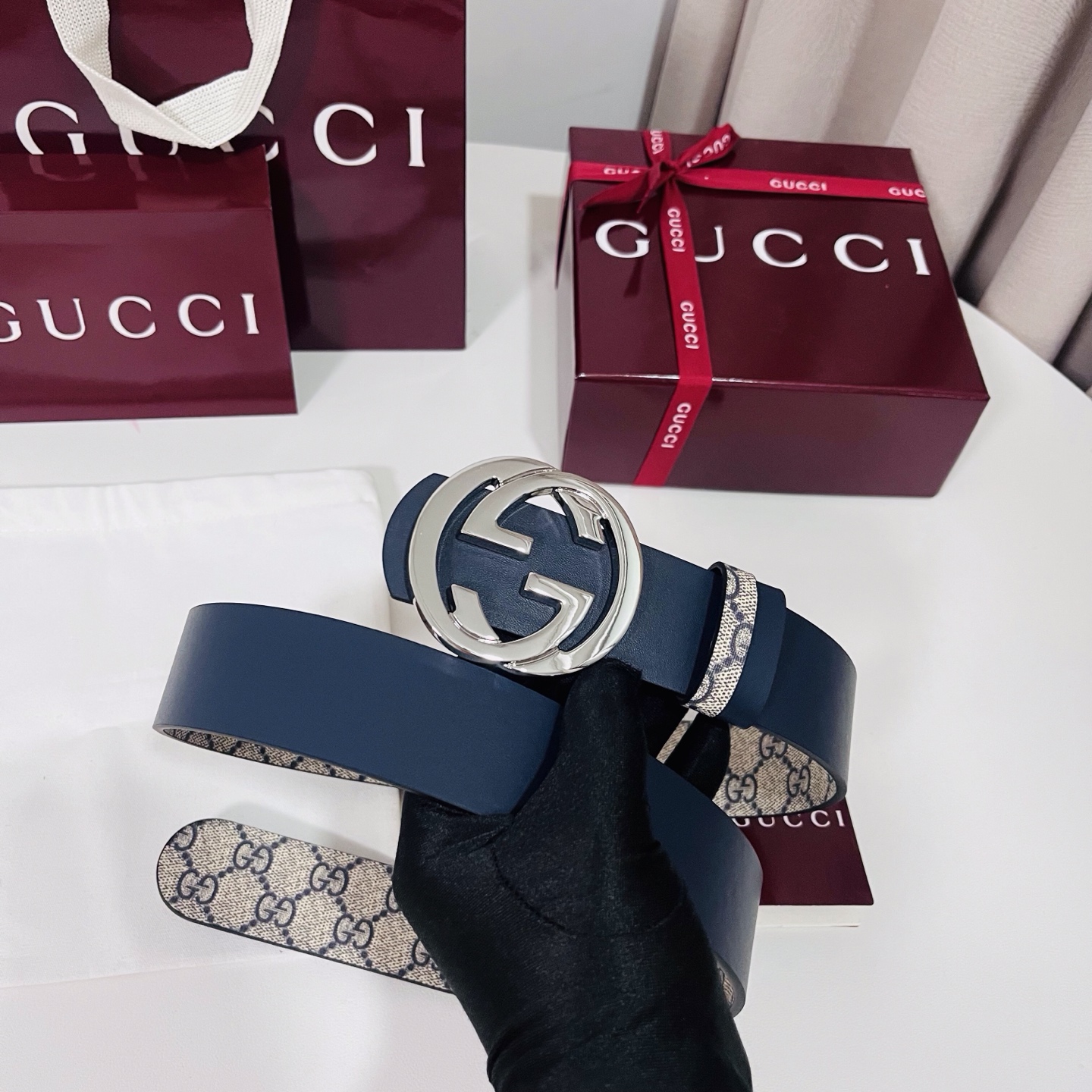 Gucci 新款 Primavera系列通过融合创新与务实的愿景，确立了廓形、质地与材质的新语汇。男士腰带以全新配色焕新