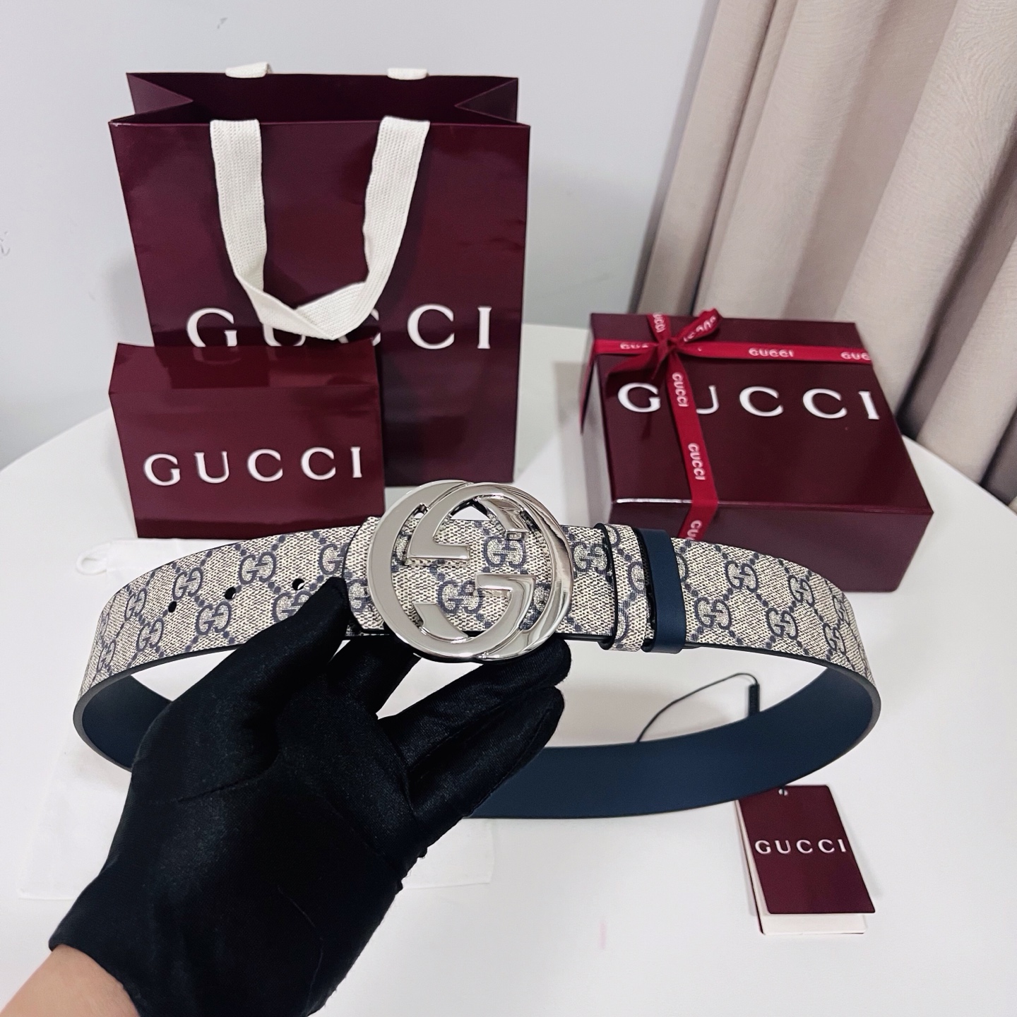 Gucci 新款 Primavera系列通过融合创新与务实的愿景，确立了廓形、质地与材质的新语汇。男士腰带以全新配色焕新