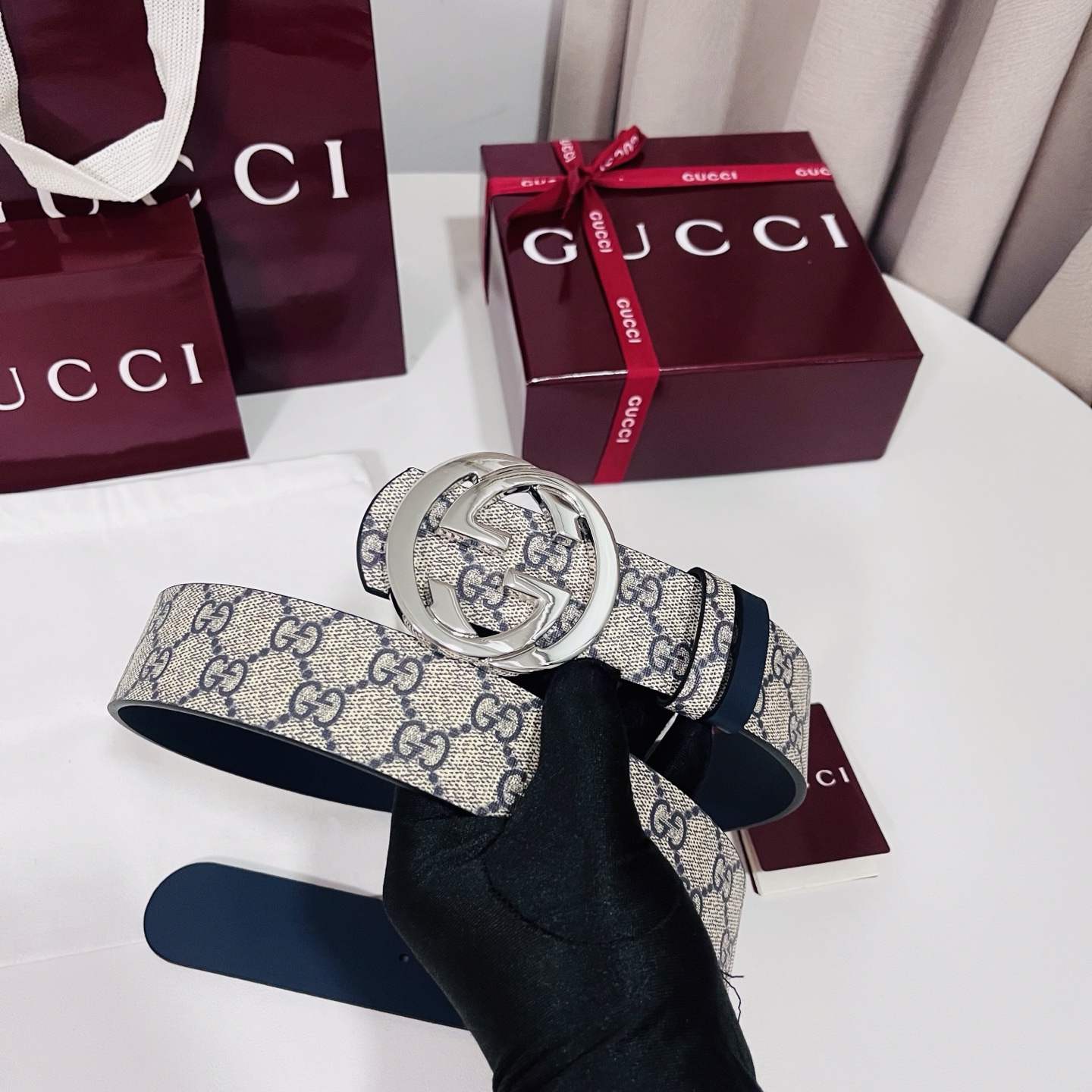 Gucci 新款 Primavera系列通过融合创新与务实的愿景，确立了廓形、质地与材质的新语汇。男士腰带以全新配色焕新