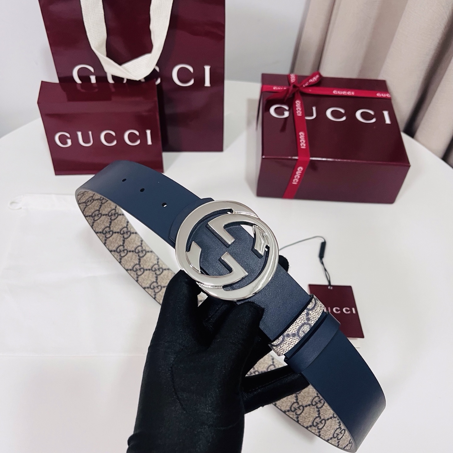 Gucci 新款 Primavera系列通过融合创新与务实的愿景，确立了廓形、质地与材质的新语汇。男士腰带以全新配色焕新