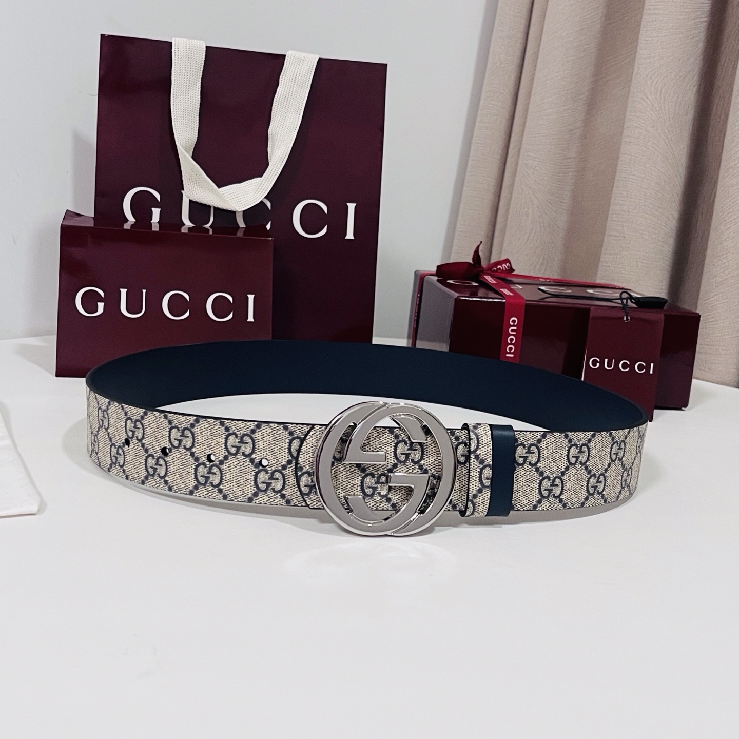 Gucci 新款 Primavera系列通过融合创新与务实的愿景，确立了廓形、质地与材质的新语汇。男士腰带以全新配色焕新