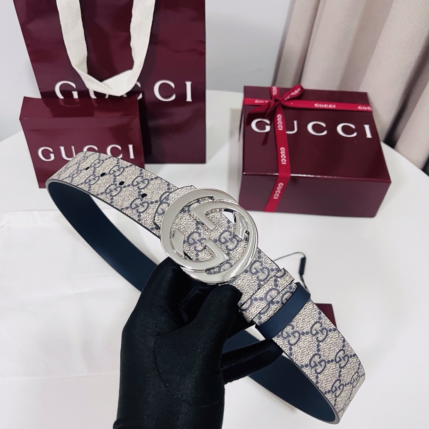 Gucci 新款 Primavera系列通过融合创新与务实的愿景，确立了廓形、质地与材质的新语汇。男士腰带以全新配色焕新