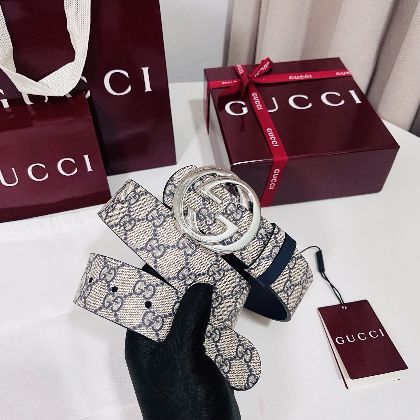 Gucci 新款 Primavera系列通过融合创新与务实的愿景，确立了廓形、质地与材质的新语汇。男士腰带以全新配色焕新