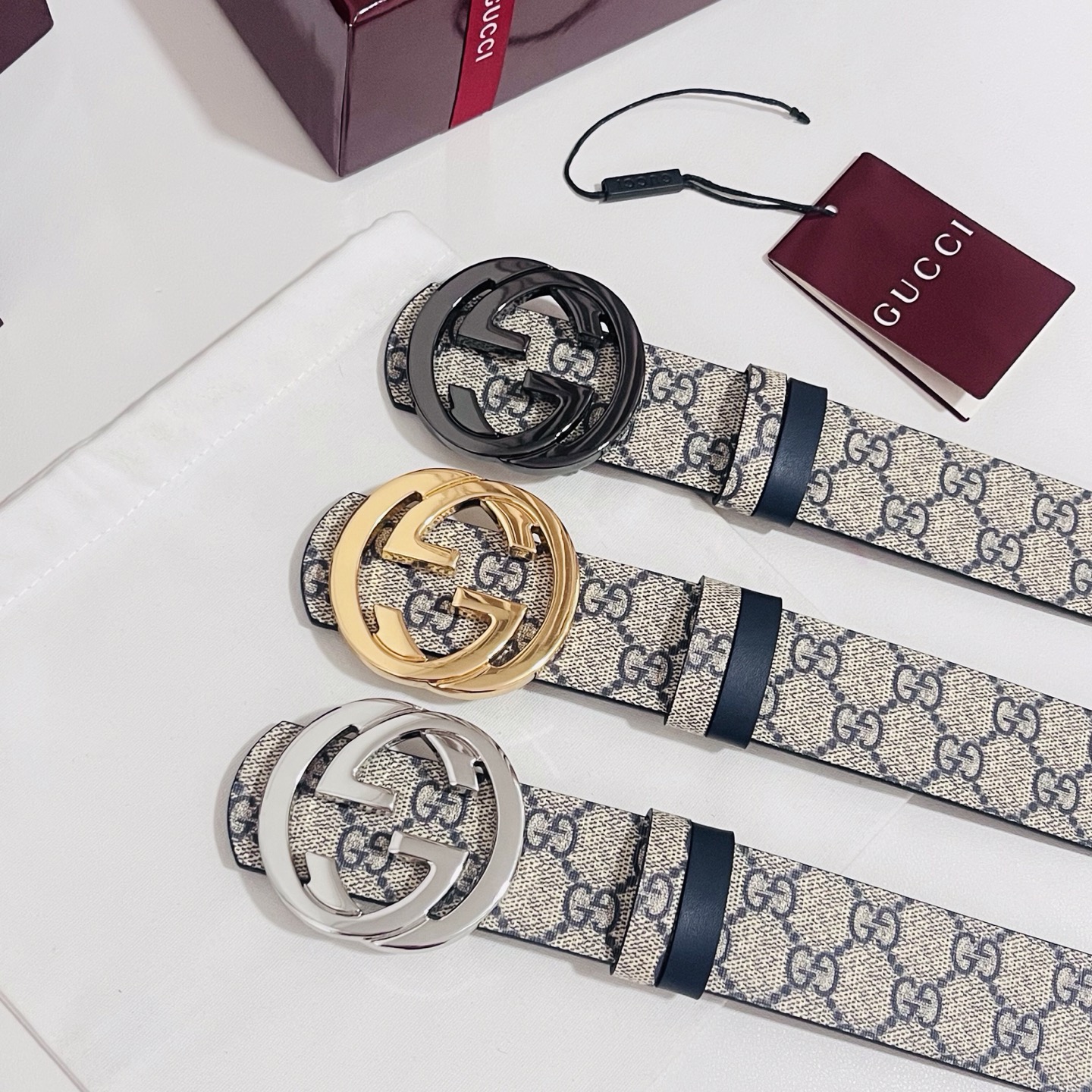 Gucci 新款 Primavera系列通过融合创新与务实的愿景，确立了廓形、质地与材质的新语汇。男士腰带以全新配色焕新