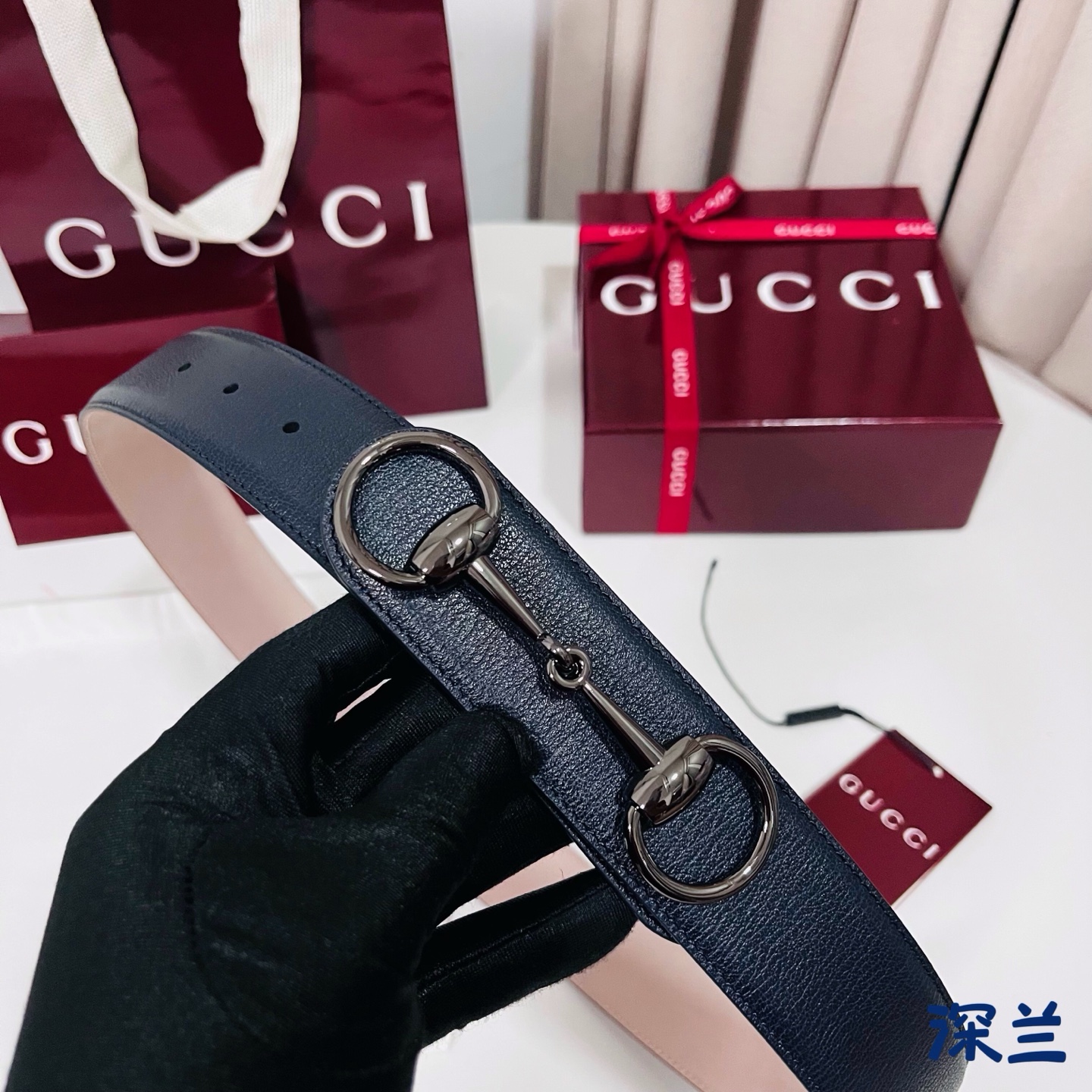 Gucci 新款 Primavera系列通过融合创新与务实的愿景，确立了廓形、质地与材质的新语汇。男士腰带焕新演绎马衔扣
